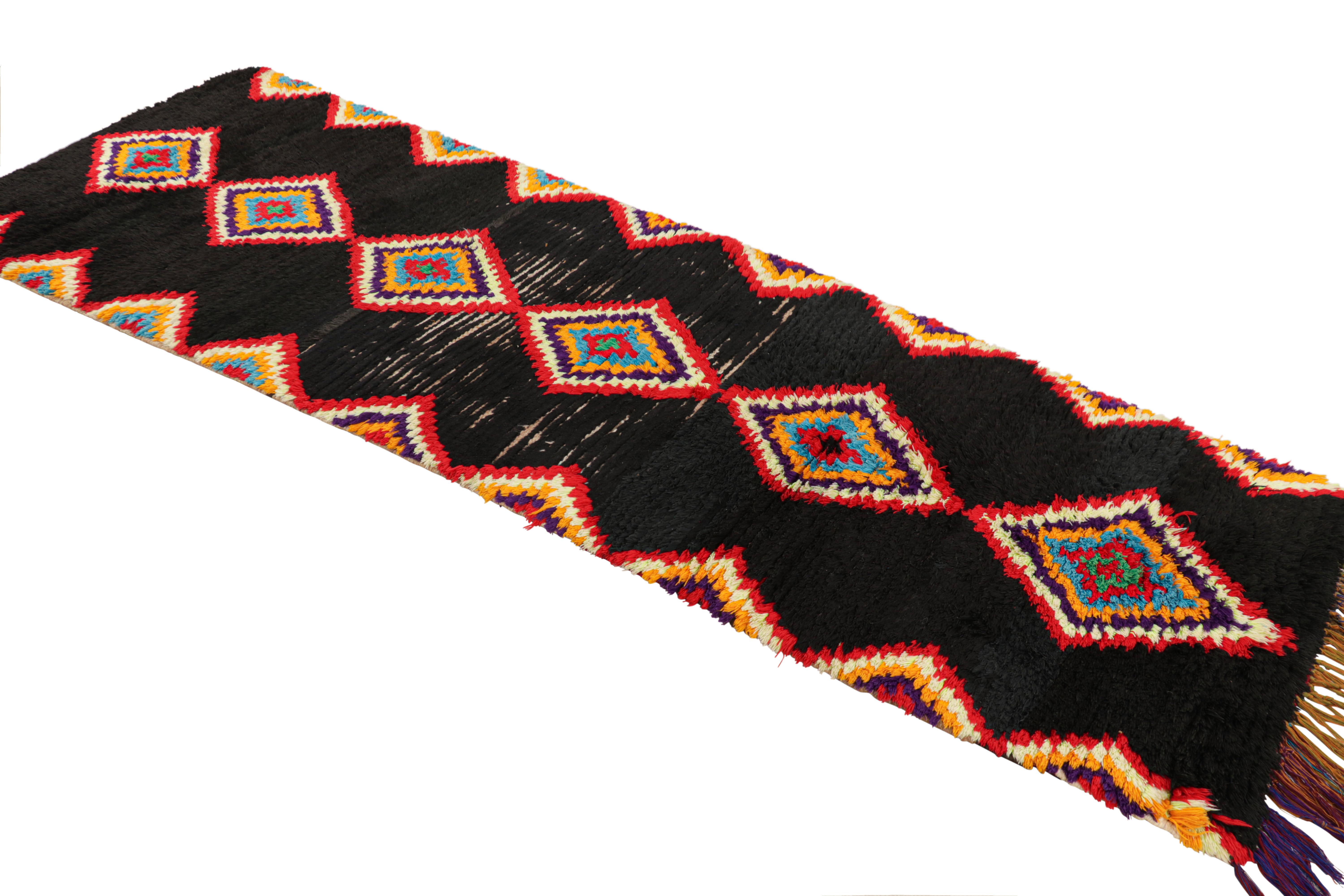Tapis de course marocain vintage en noir avec motifs de diamants, de Rug & Kilim Bon état - En vente à Long Island City, NY