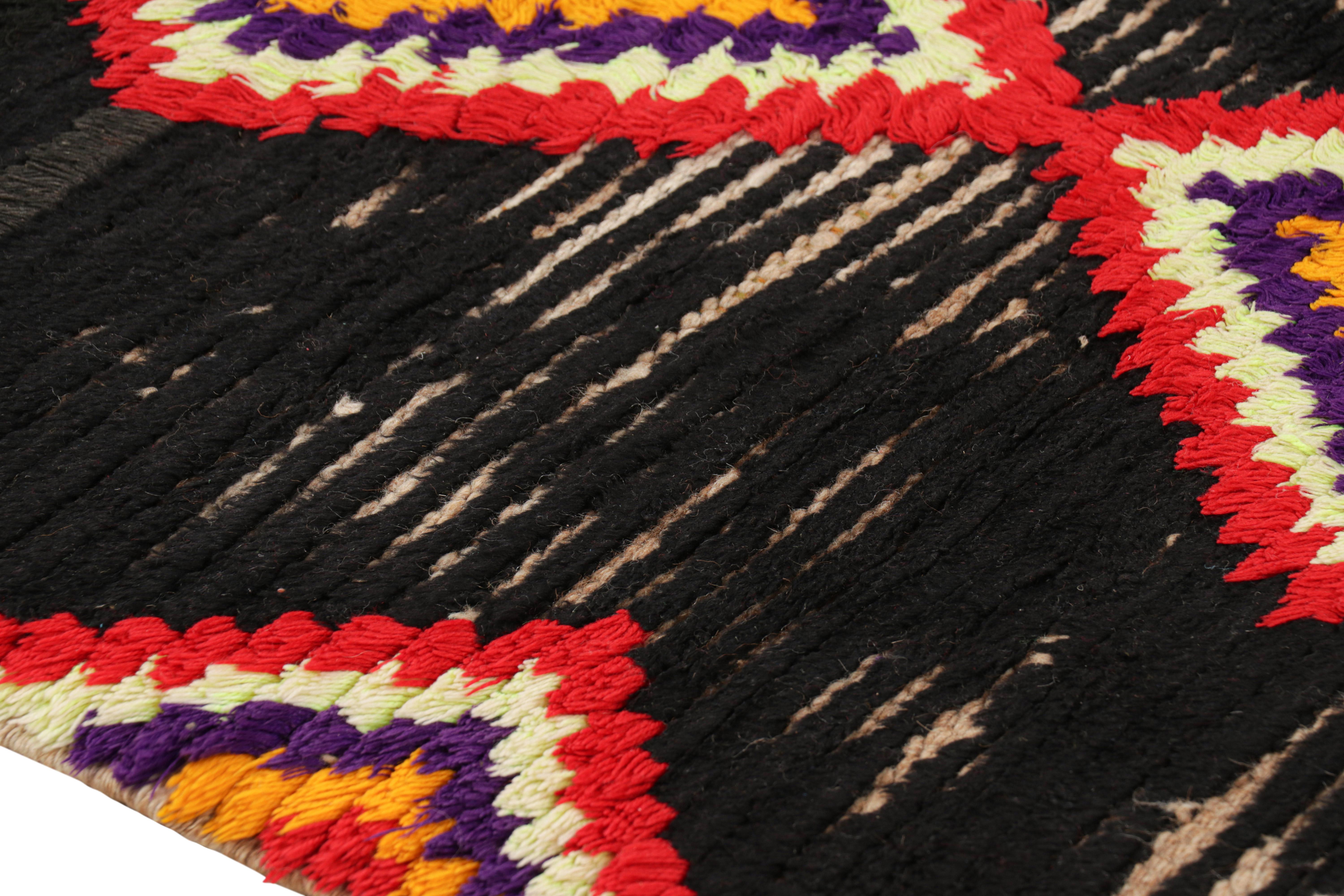 Milieu du XXe siècle Tapis de course marocain vintage en noir avec motifs de diamants, de Rug & Kilim en vente