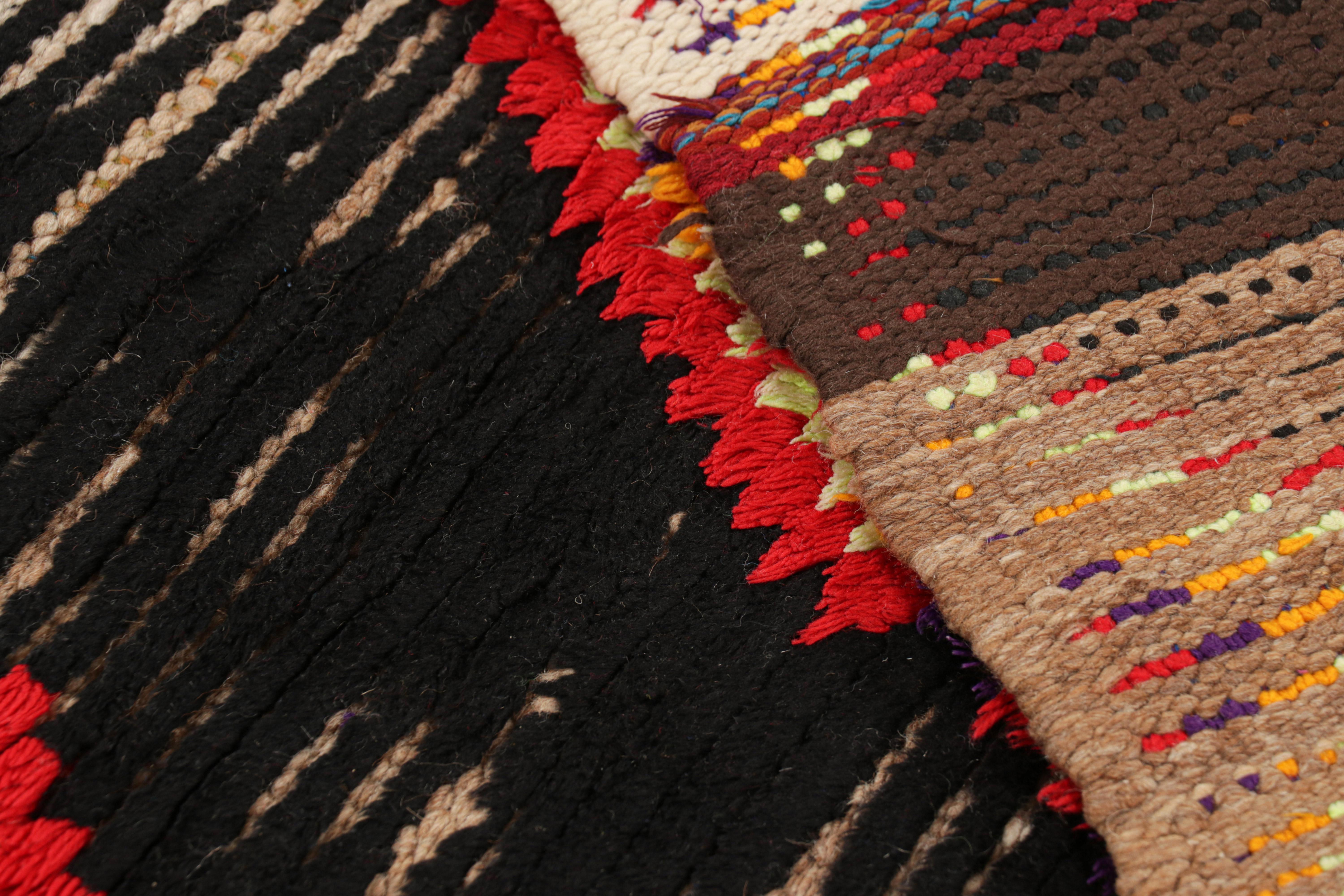 Laine Tapis de course marocain vintage en noir avec motifs de diamants, de Rug & Kilim en vente