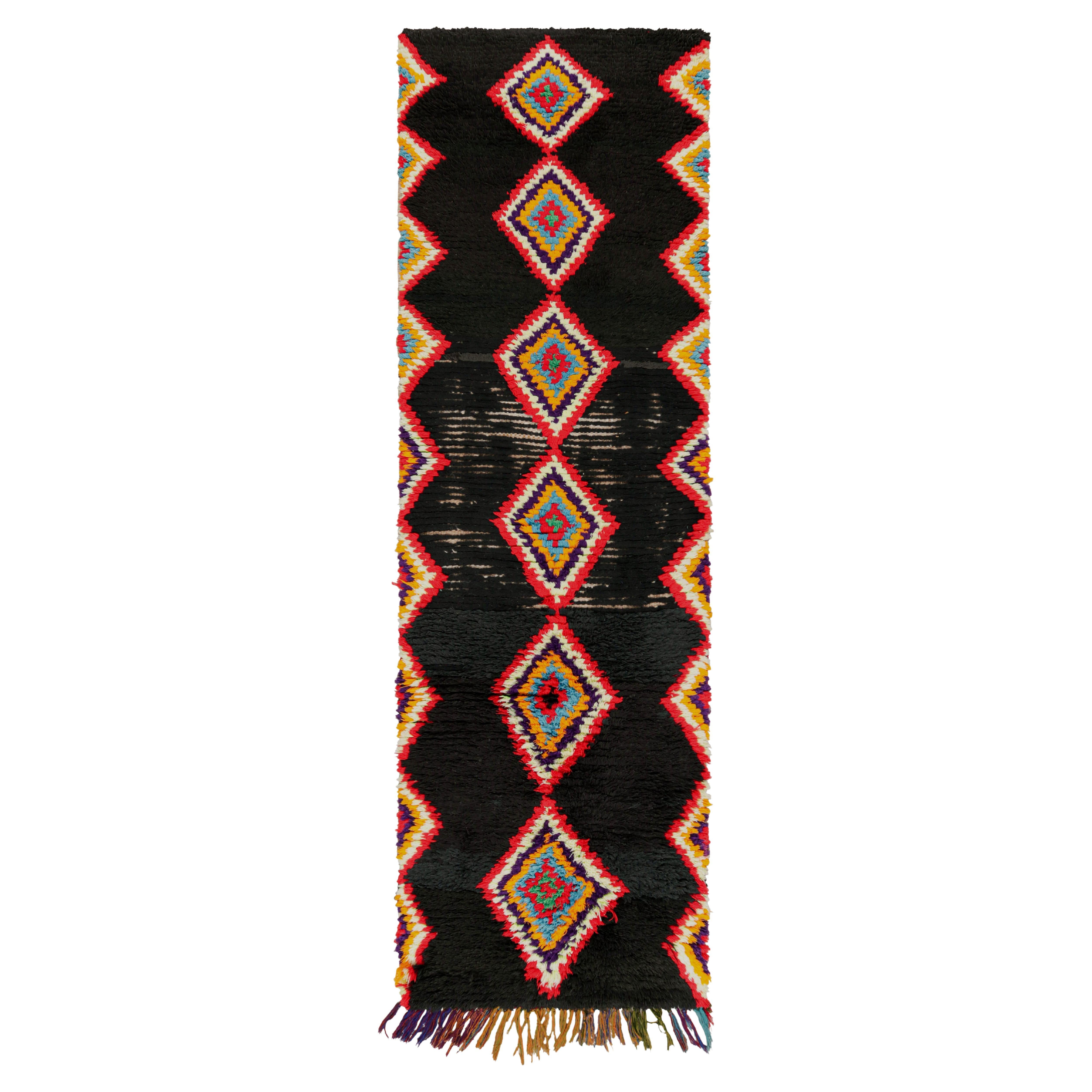 Marokkanischer Vintage-Läufer in Schwarz mit Diamantmuster, von Rug & Kilim