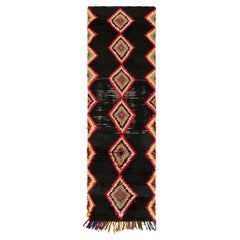 Marokkanischer Vintage-Läufer in Schwarz mit Diamantmuster, von Rug & Kilim