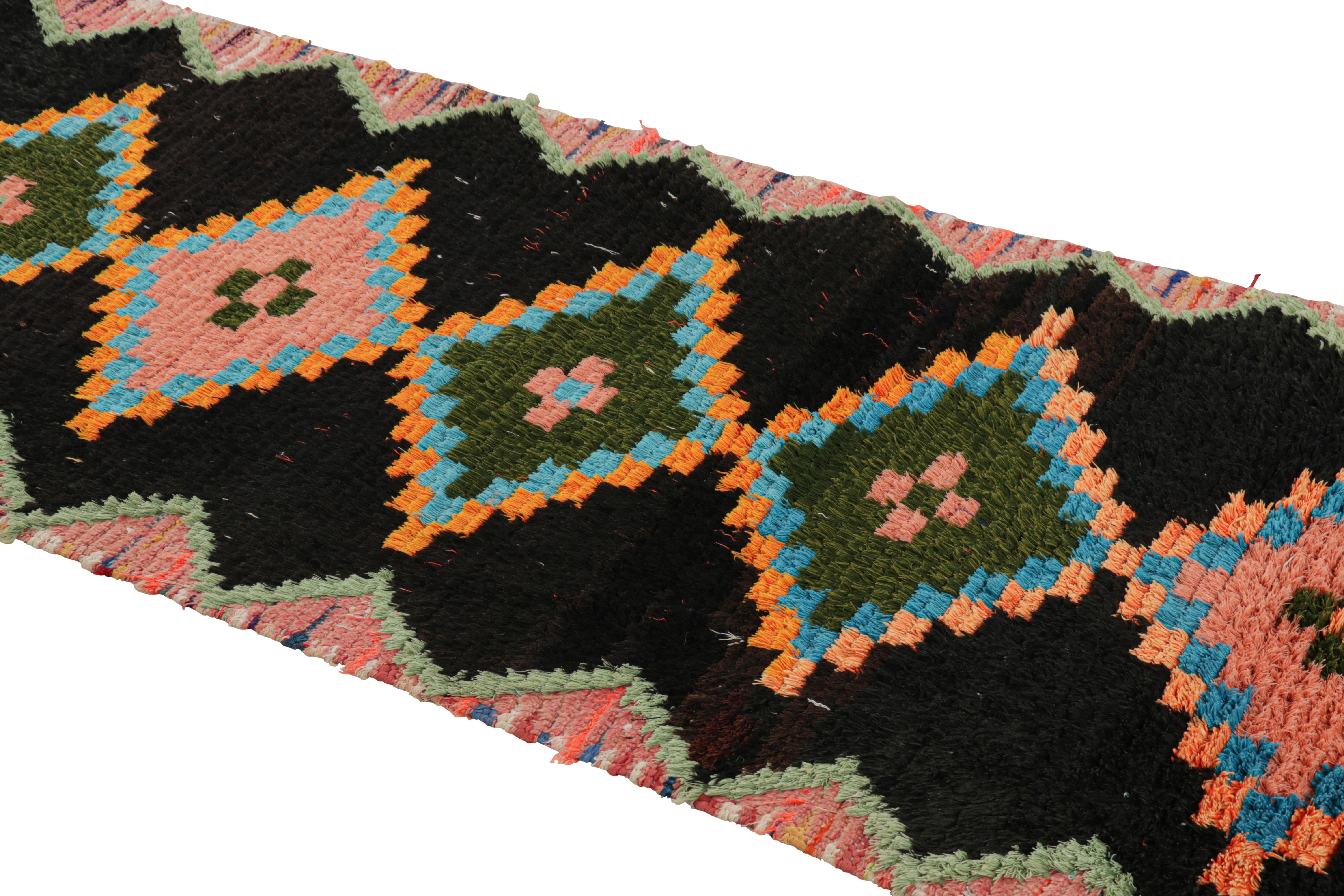 Annodato a mano in lana e proveniente dal Marocco intorno al 1950-1960, questo tappeto marocchino vintage 3x9 è un pezzo estremamente raro come pochi della sua provenienza. 

Sul design: 

Gli ammiratori dell'artigianato noteranno come questo pezzo