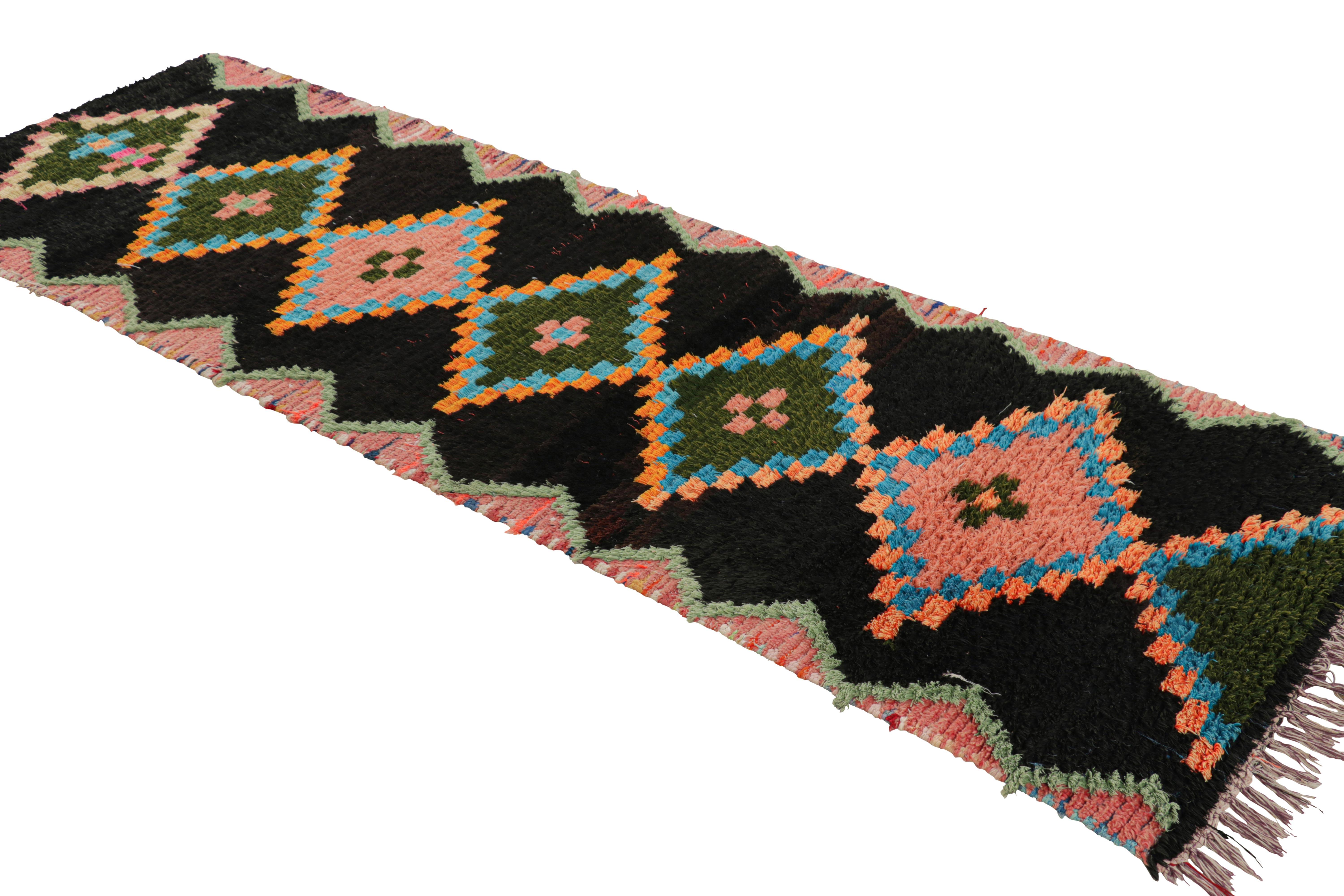 Tappeto marocchino vintage in nero con medaglioni, da Rug & Kilim In condizioni buone in vendita a Long Island City, NY