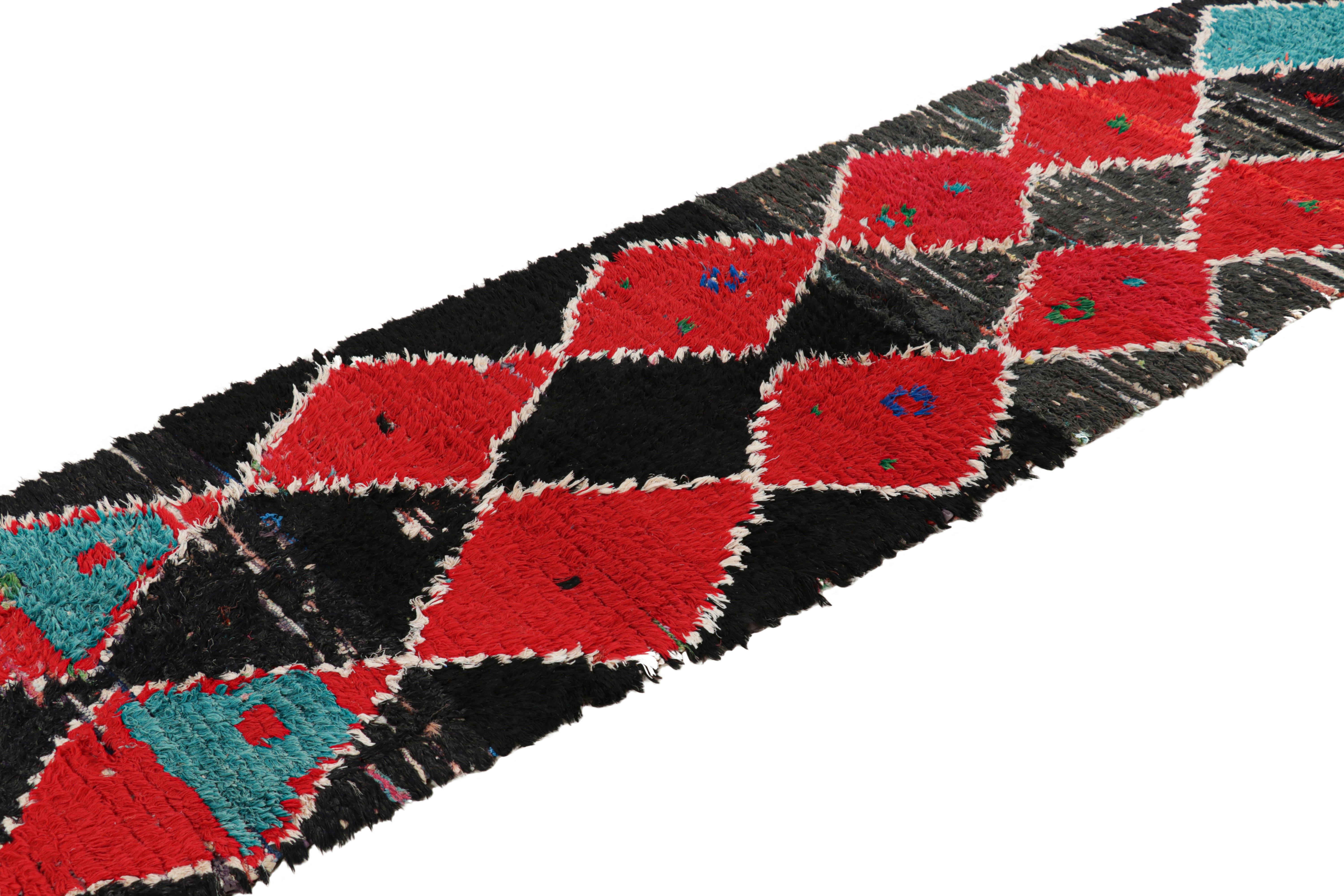 Noué à la main en laine et originaire du Maroc vers 1950-1960, ce tapis marocain vintage 3x11 est une pièce extrêmement rare comme il en existe peu de sa provenance. 

Sur le Design : 

Les admirateurs de l'artisanat noteront à quel point cette