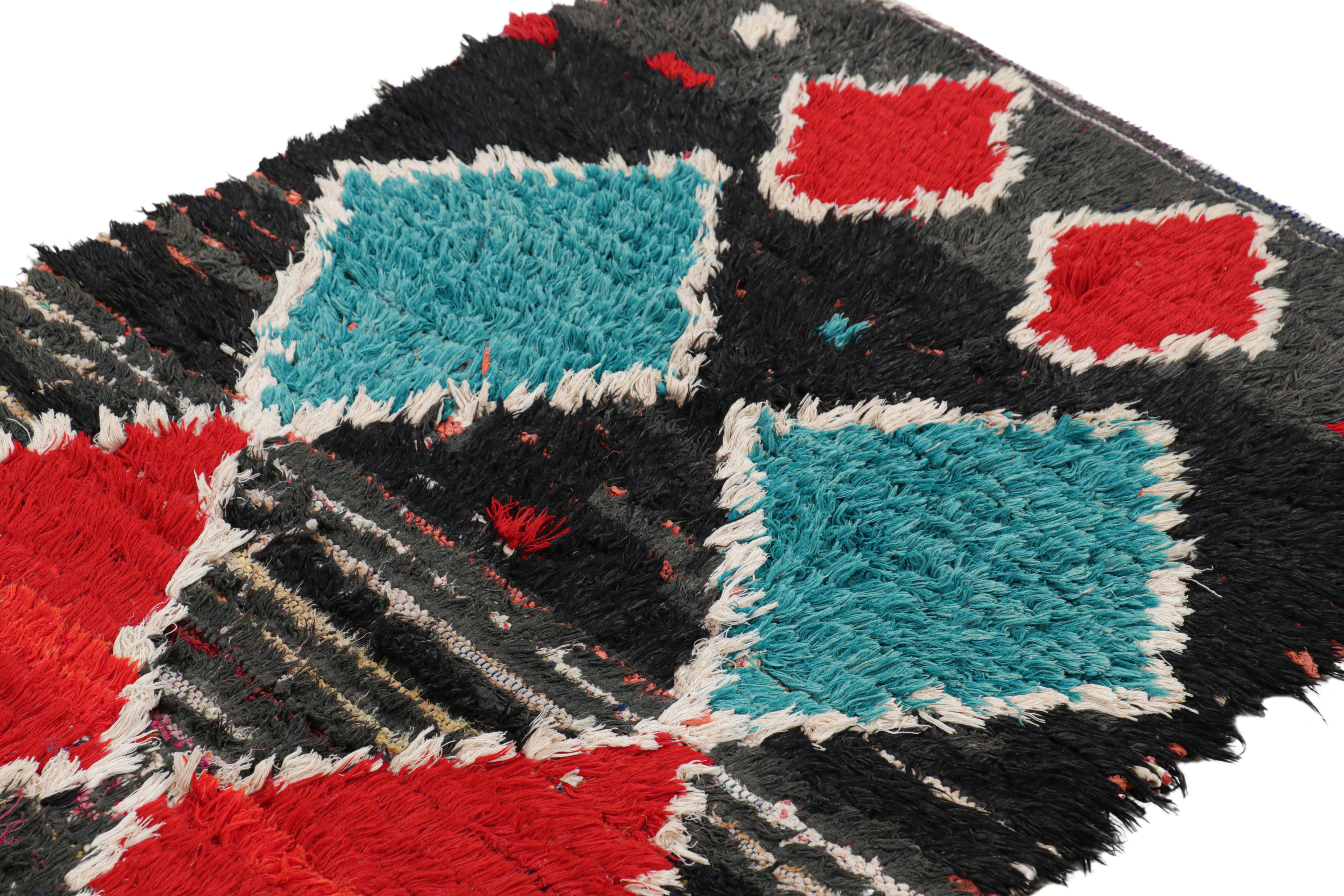 Marocain Tapis de course marocain vintage en noir avec diamants rouges et bleus Rug & Kilim en vente