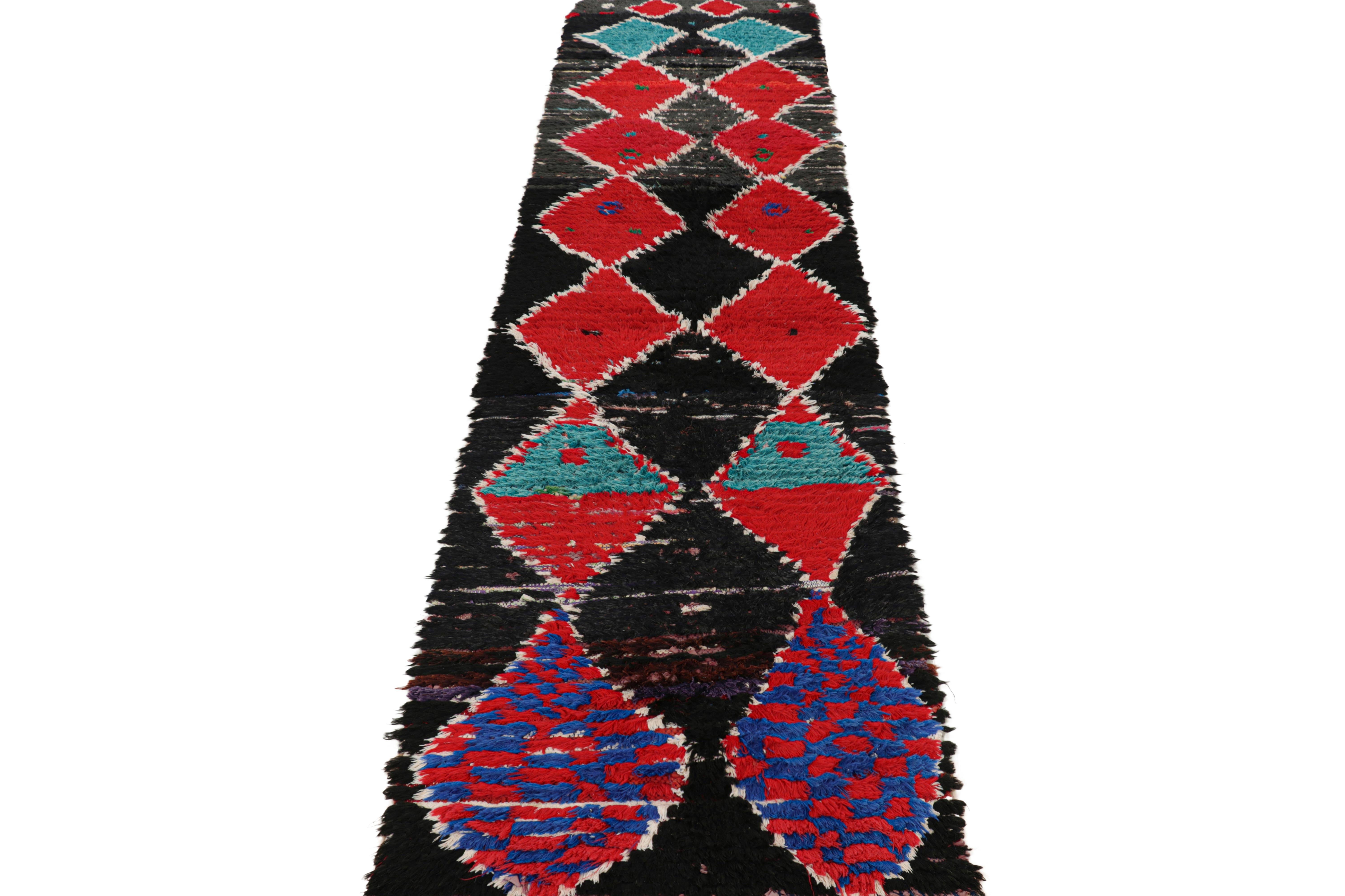 Noué à la main Tapis de course marocain vintage en noir avec diamants rouges et bleus Rug & Kilim en vente