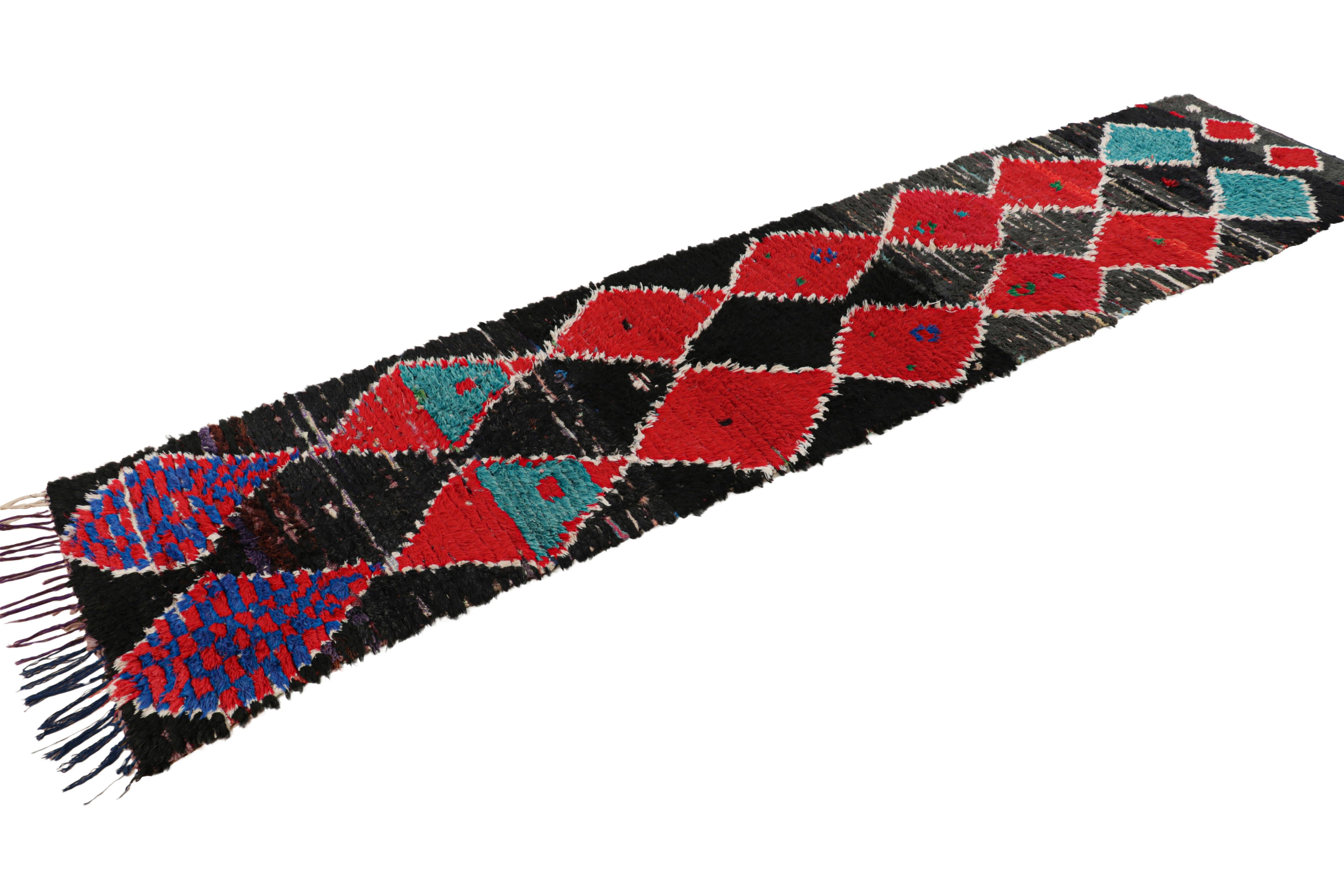 Tapis de course marocain vintage en noir avec diamants rouges et bleus Rug & Kilim Bon état - En vente à Long Island City, NY