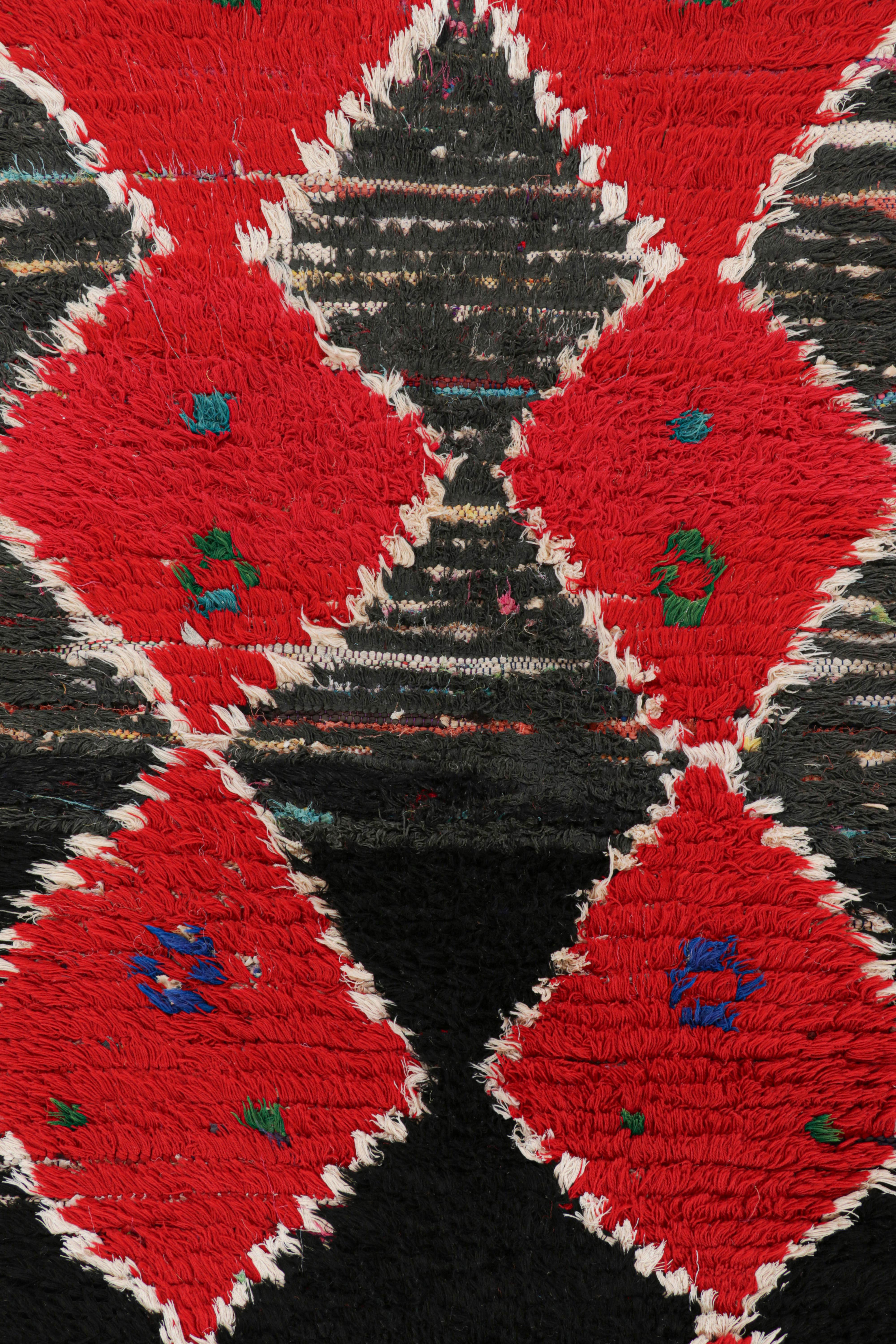 Milieu du XXe siècle Tapis de course marocain vintage en noir avec diamants rouges et bleus Rug & Kilim en vente