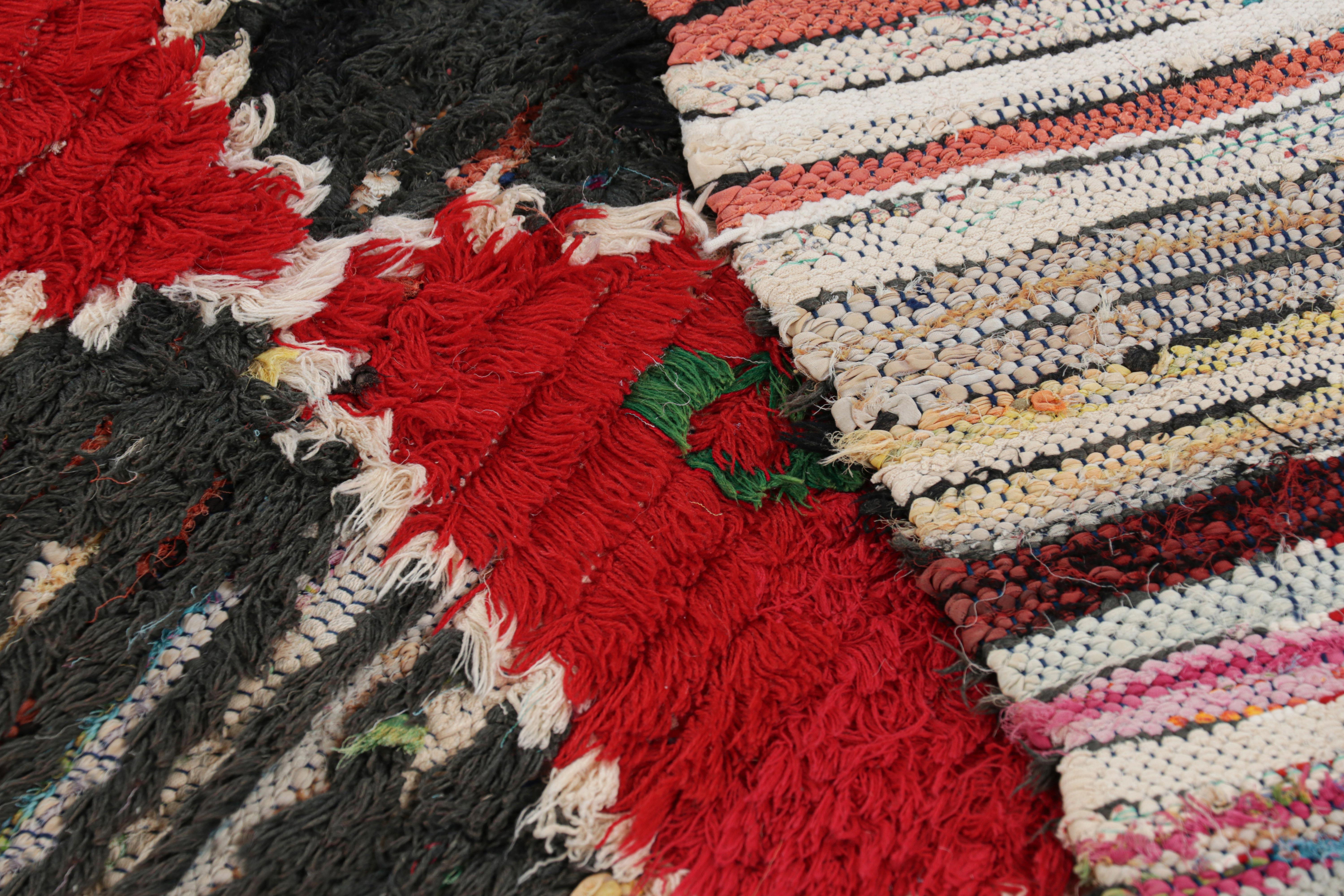 Laine Tapis de course marocain vintage en noir avec diamants rouges et bleus Rug & Kilim en vente