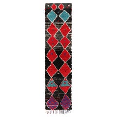 Marokkanischer Vintage-Läufer in Schwarz mit roten und blauen Diamanten Rug & Kilim