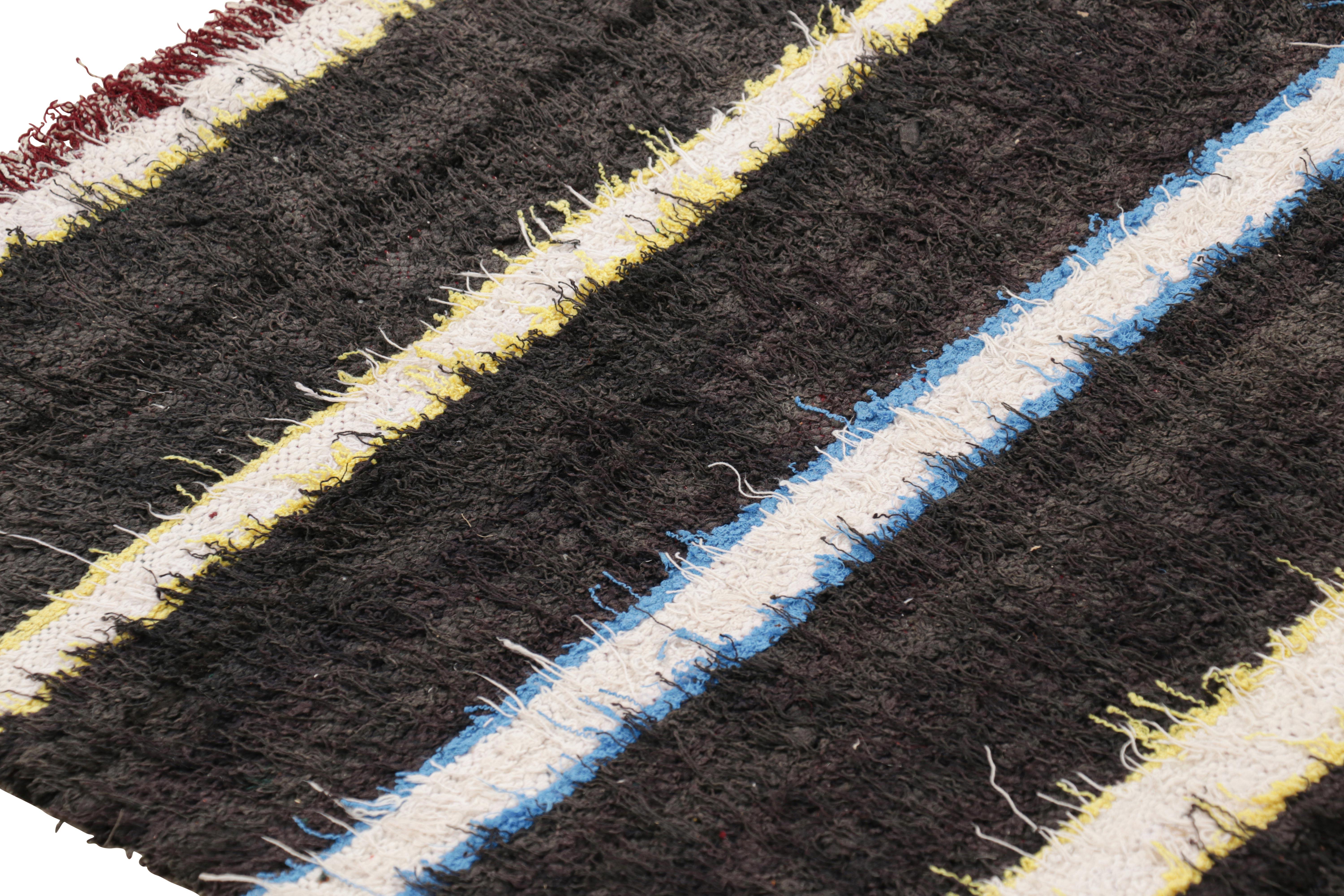 Marokkanischer Vintage-Läufer in Schwarz mit weißen Streifen, von Rug & Kilim (Handgeknüpft) im Angebot