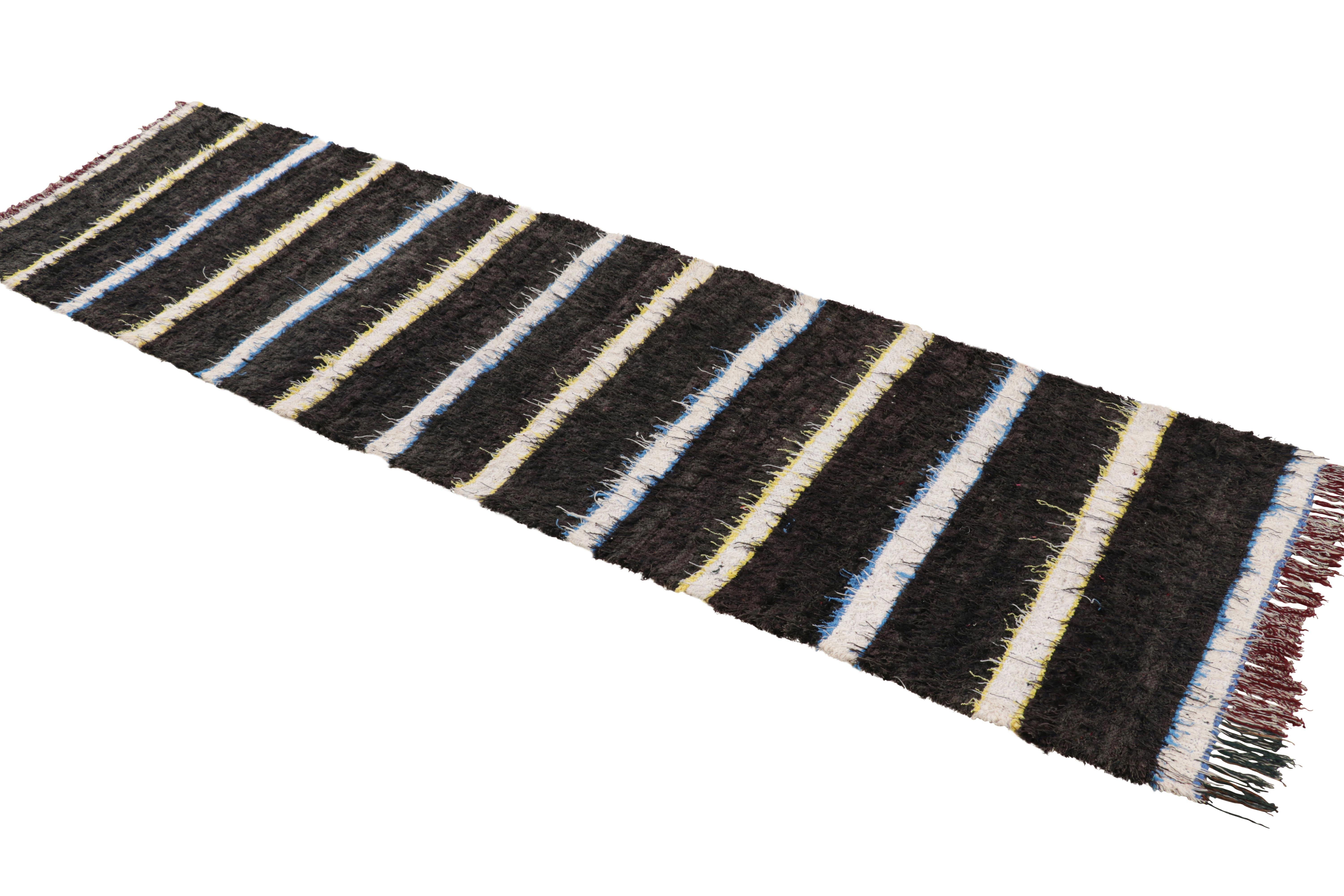 Marokkanischer Vintage-Läufer in Schwarz mit weißen Streifen, von Rug & Kilim im Zustand „Gut“ im Angebot in Long Island City, NY