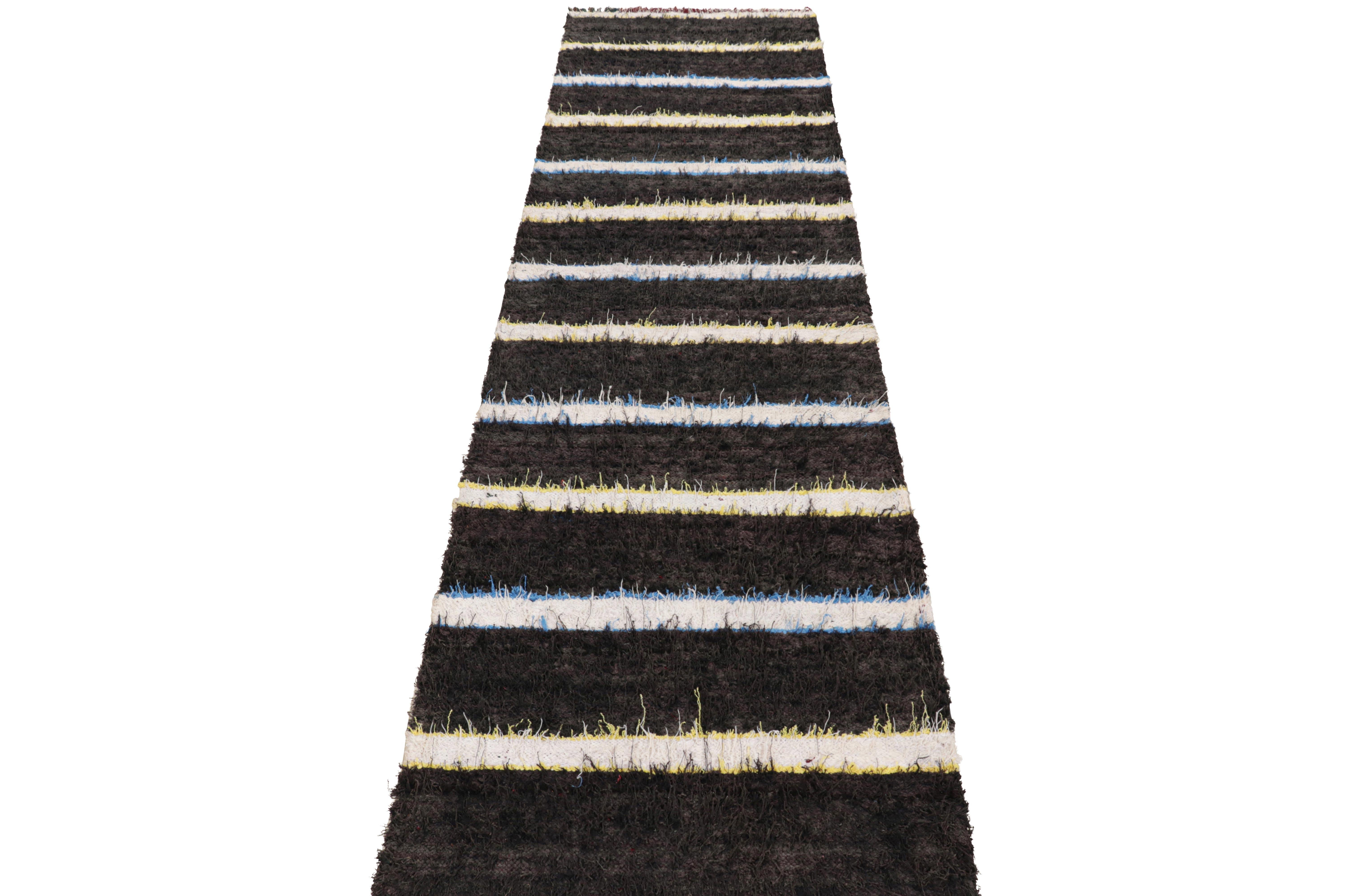 Marokkanischer Vintage-Läufer in Schwarz mit weißen Streifen, von Rug & Kilim (Mitte des 20. Jahrhunderts) im Angebot