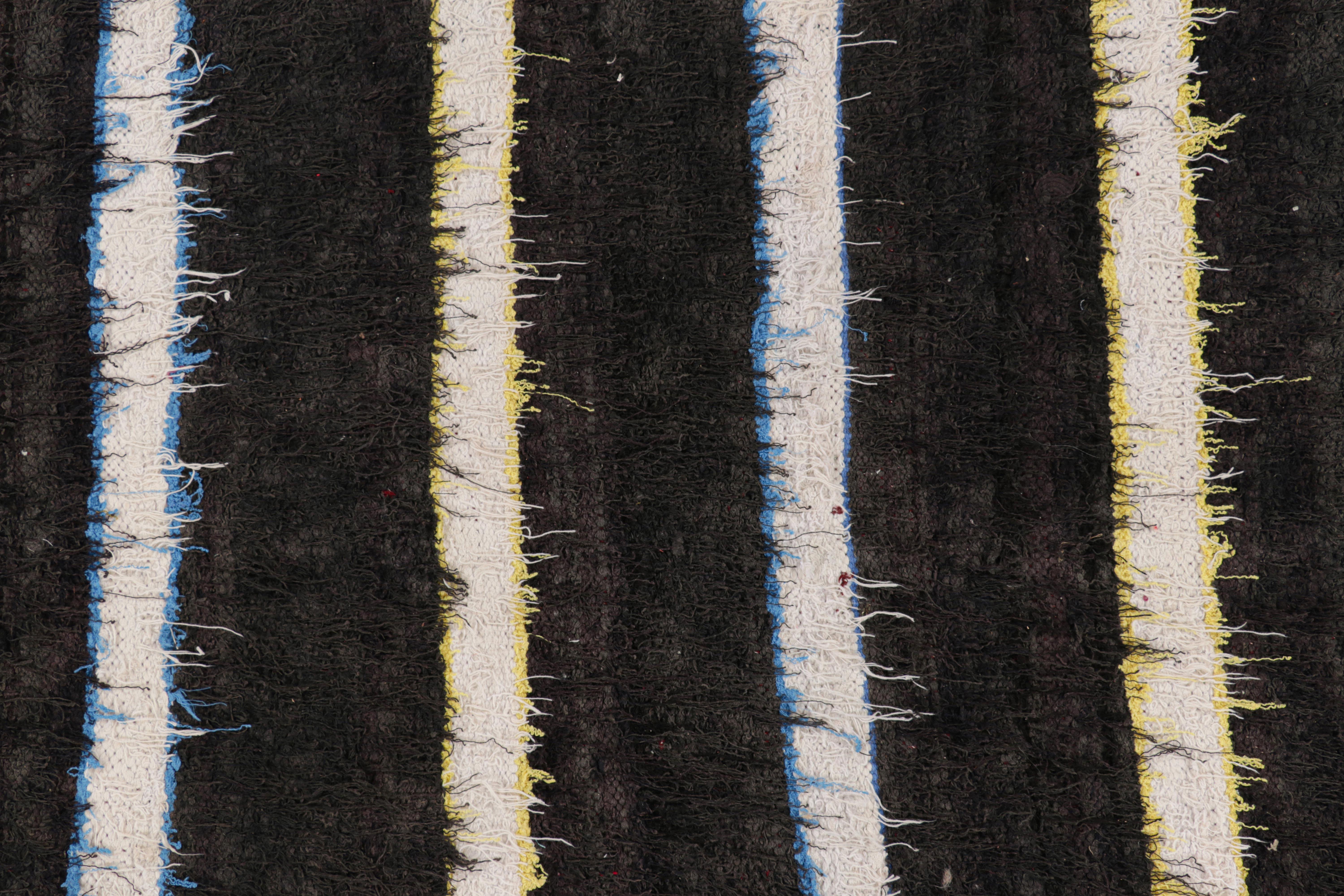 Marokkanischer Vintage-Läufer in Schwarz mit weißen Streifen, von Rug & Kilim (Wolle) im Angebot
