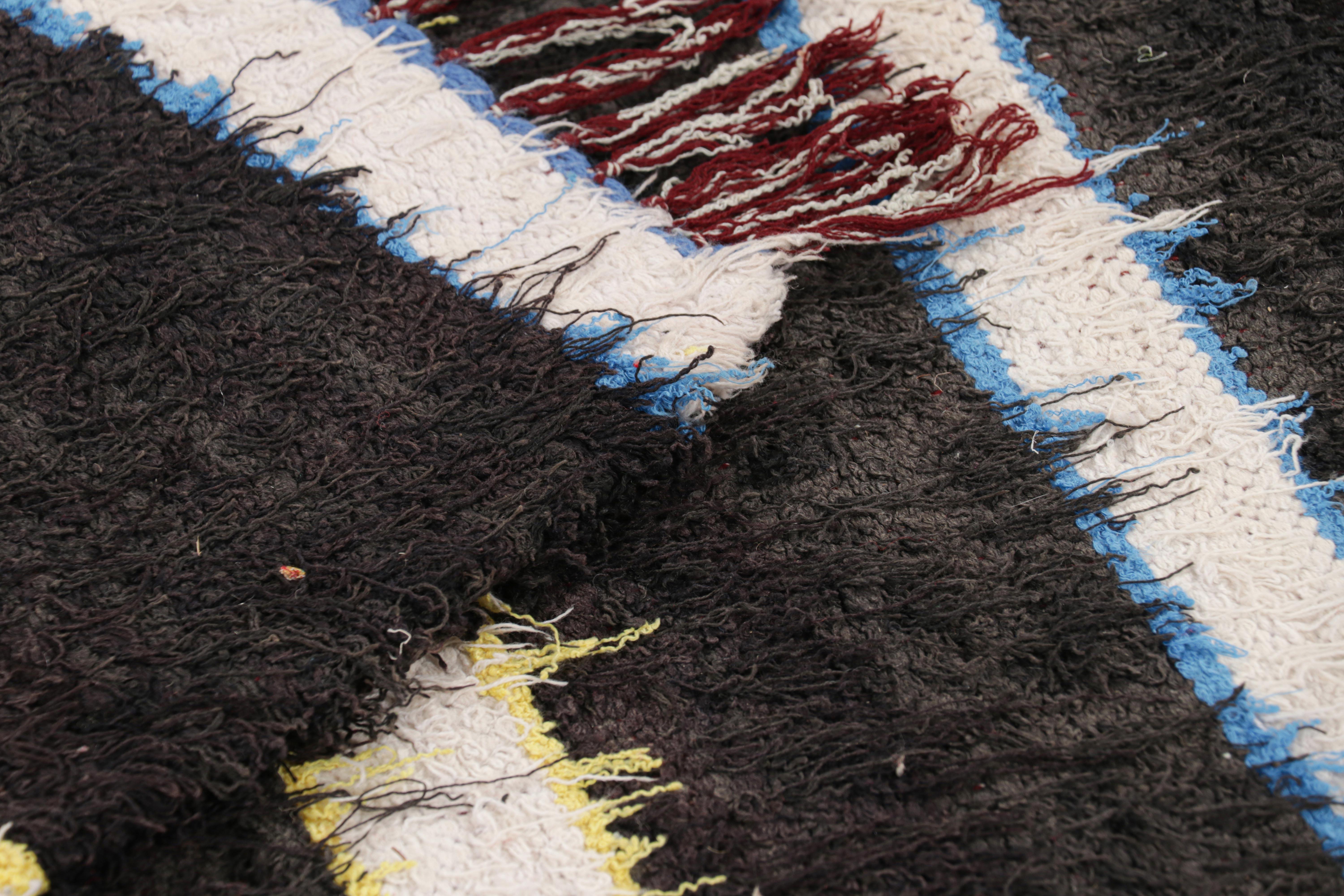 Marokkanischer Vintage-Läufer in Schwarz mit weißen Streifen, von Rug & Kilim im Angebot 1