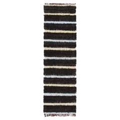 Marokkanischer Vintage-Läufer in Schwarz mit weißen Streifen, von Rug & Kilim