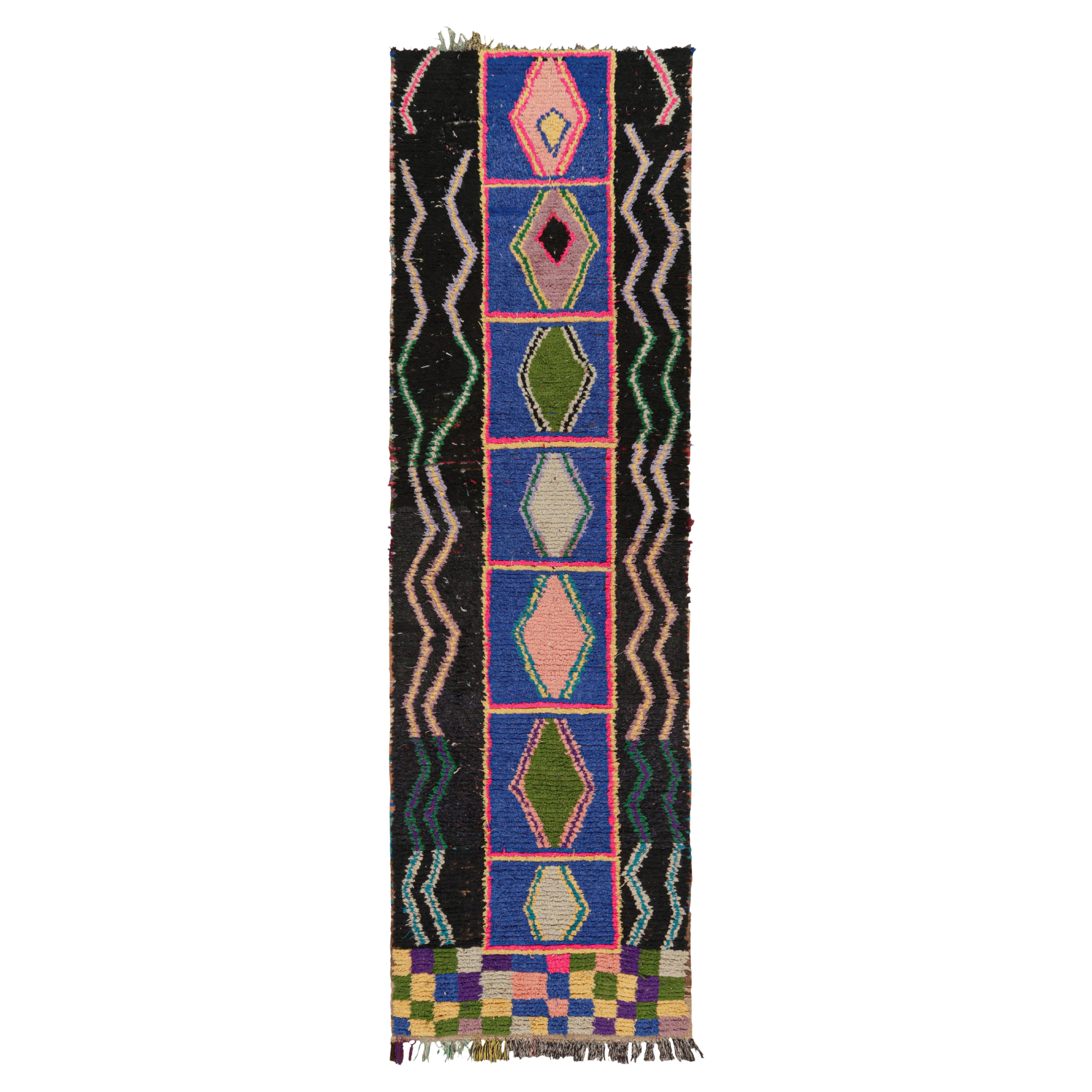 Tapis de couloir marocain vintage bleu avec médaillons en forme de losange, de Rug & Kilim