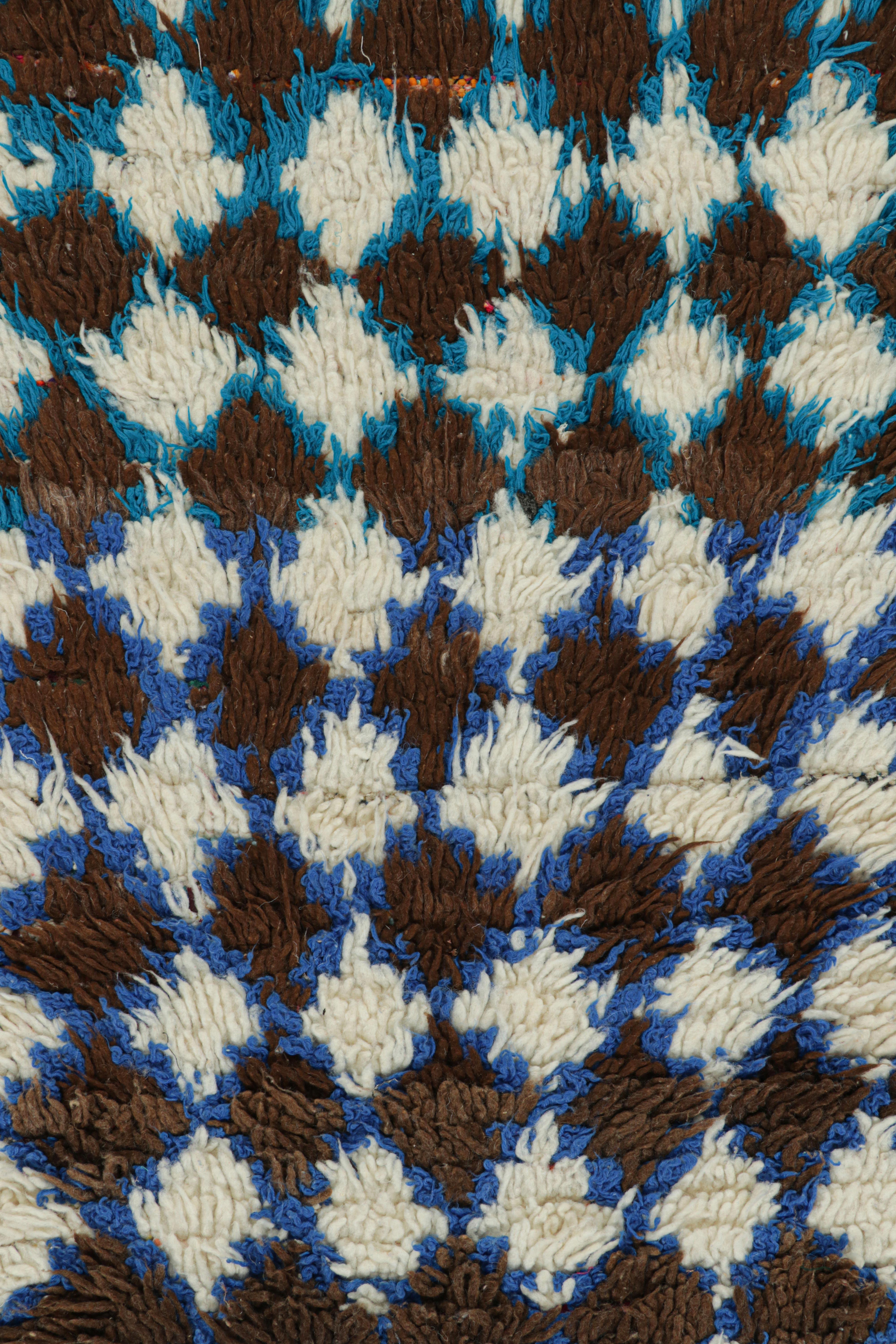 Alfombra marroquí vintage con diseño de rombos marrones, blancos y azules  Rug & Kilim Marroquí en venta