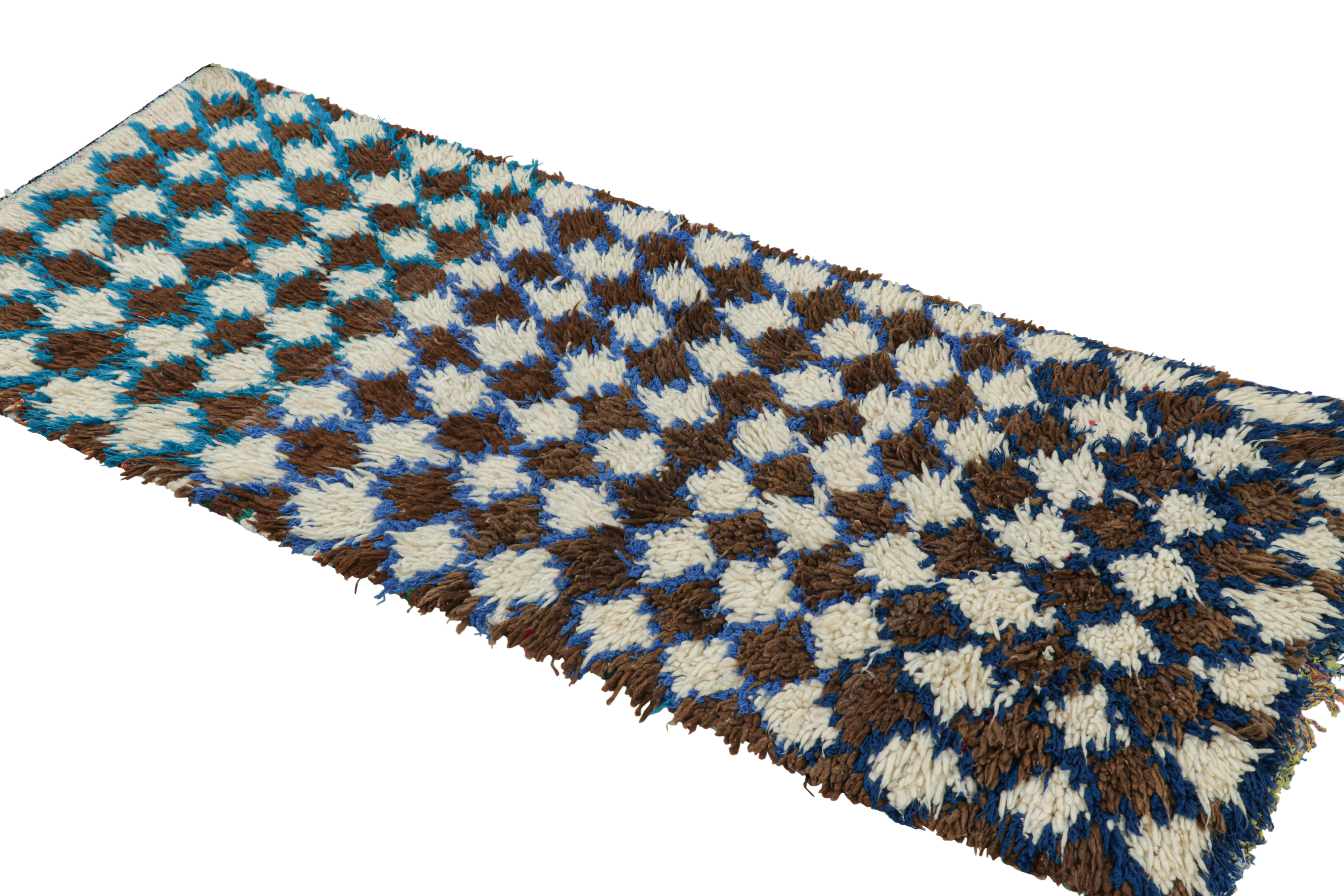 Alfombra marroquí vintage con diseño de rombos marrones, blancos y azules  Rug & Kilim Anudado a mano en venta