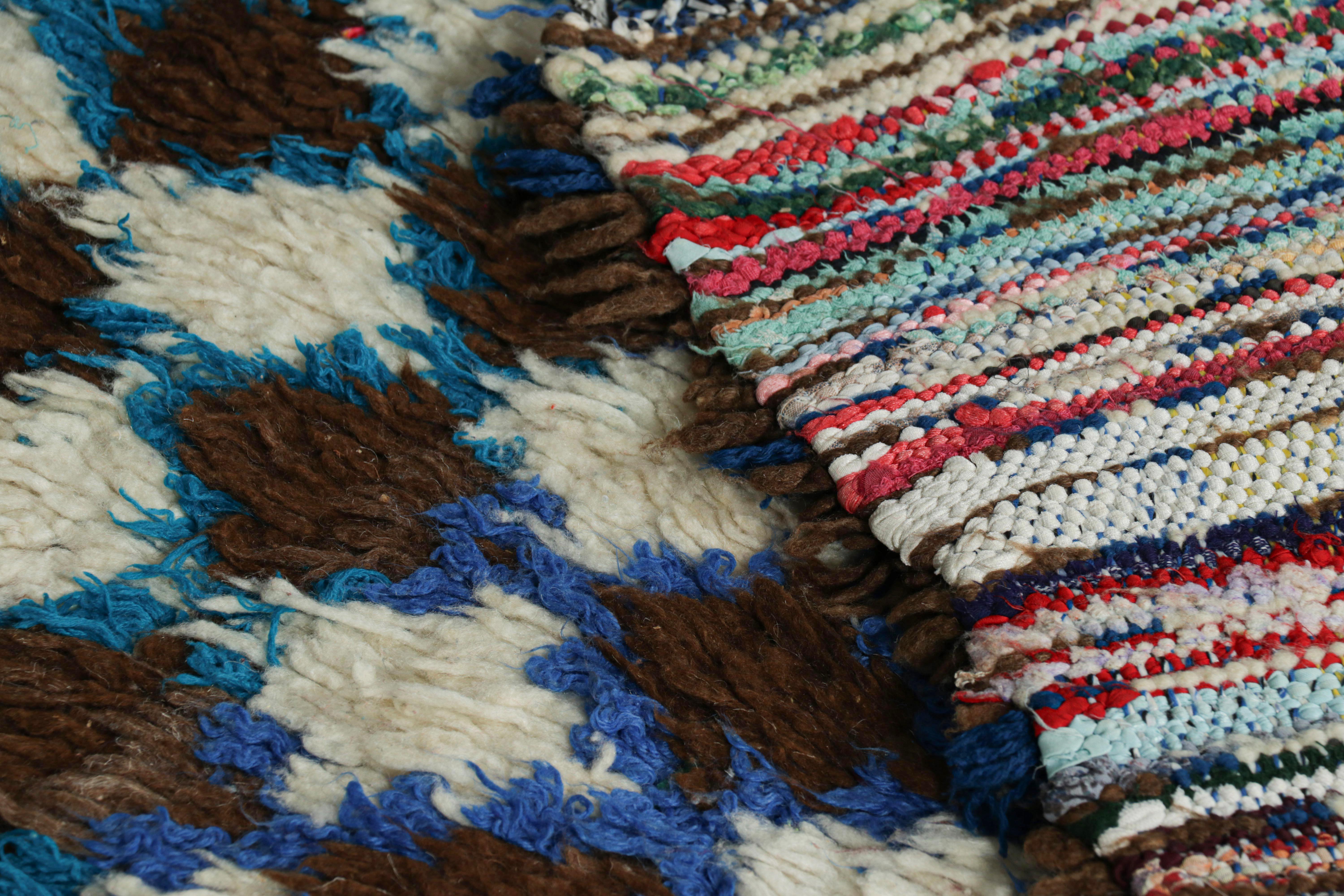 Alfombra marroquí vintage con diseño de rombos marrones, blancos y azules  Rug & Kilim Lana en venta