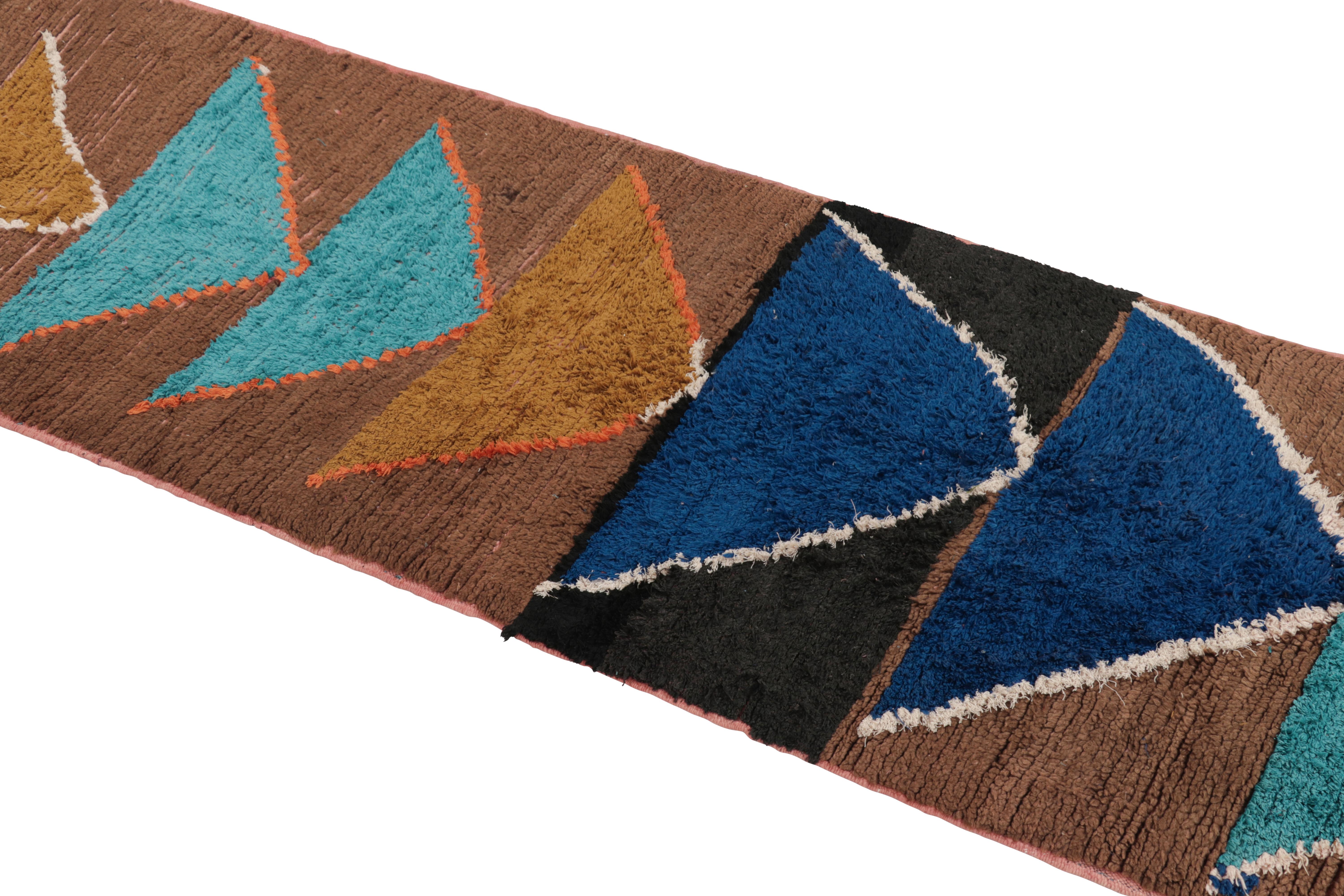 Dieser handgewebte Wollteppich aus Marokko (ca. 1950-1960) mit einer Größe von 3 x 8 cm ist eine Rarität und gehört zu den aufregendsten Neuzugängen in der Kollektion von Rug & Kilim aus der Mitte des Jahrhunderts aus dieser Region.

Über das