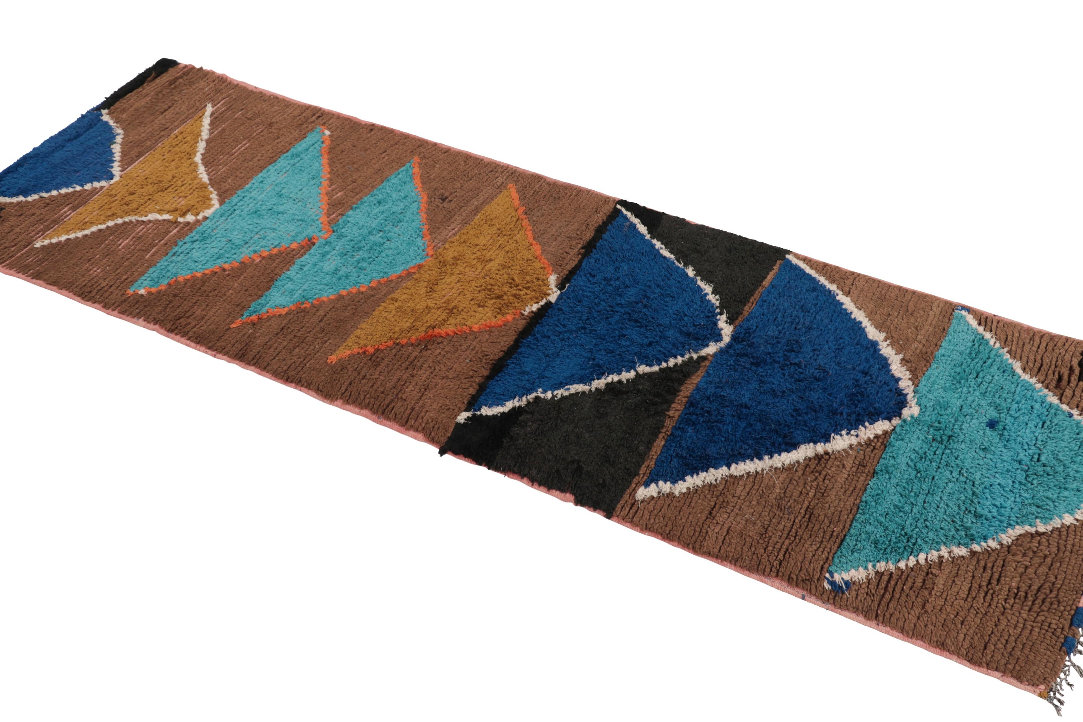 Marokkanischer Vintage-Läufer in Braun mit Chevron-Muster - Rug & Kilim (Handgewebt) im Angebot