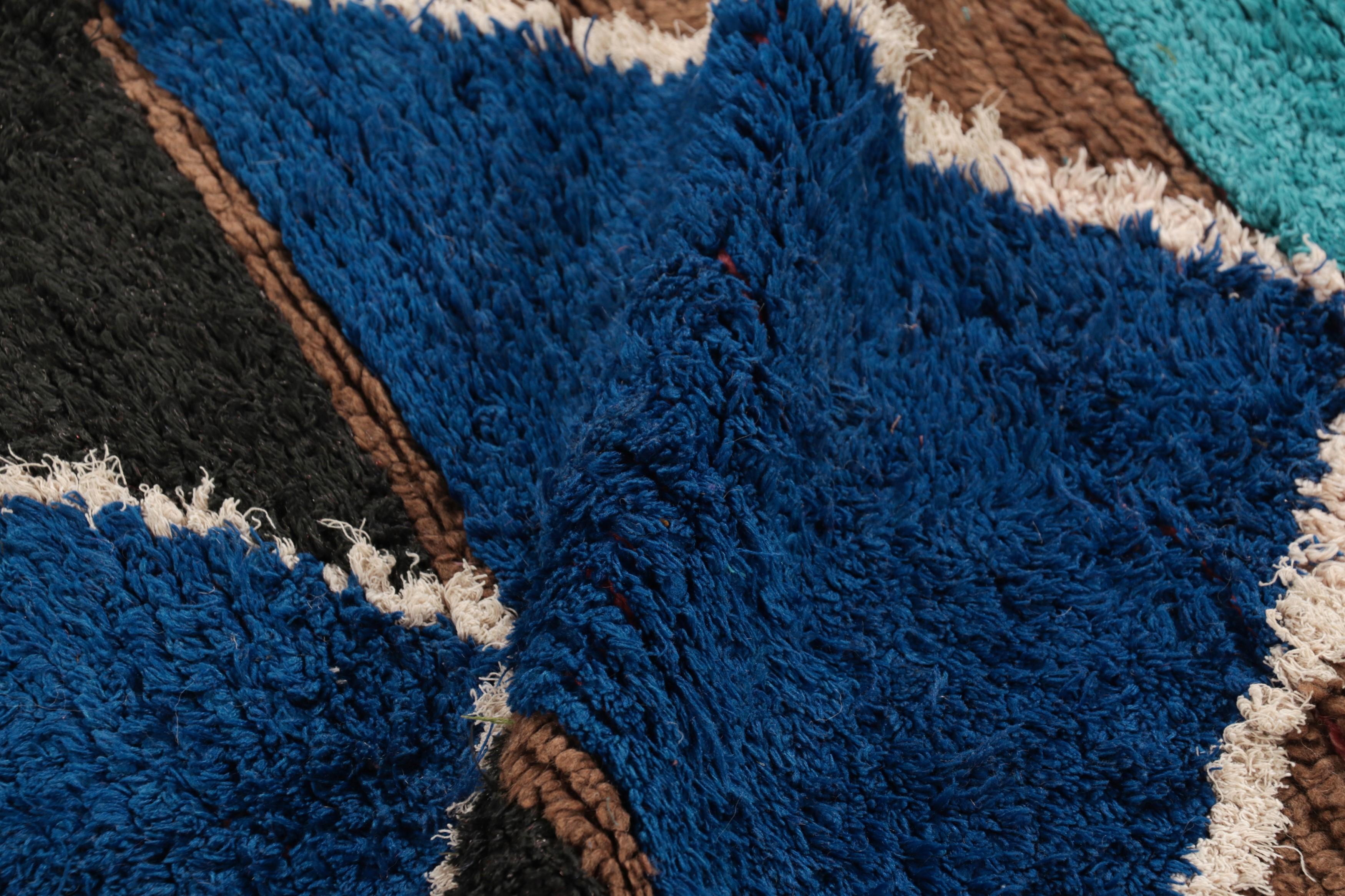 Marokkanischer Vintage-Läufer in Braun mit Chevron-Muster - Rug & Kilim (Mitte des 20. Jahrhunderts) im Angebot