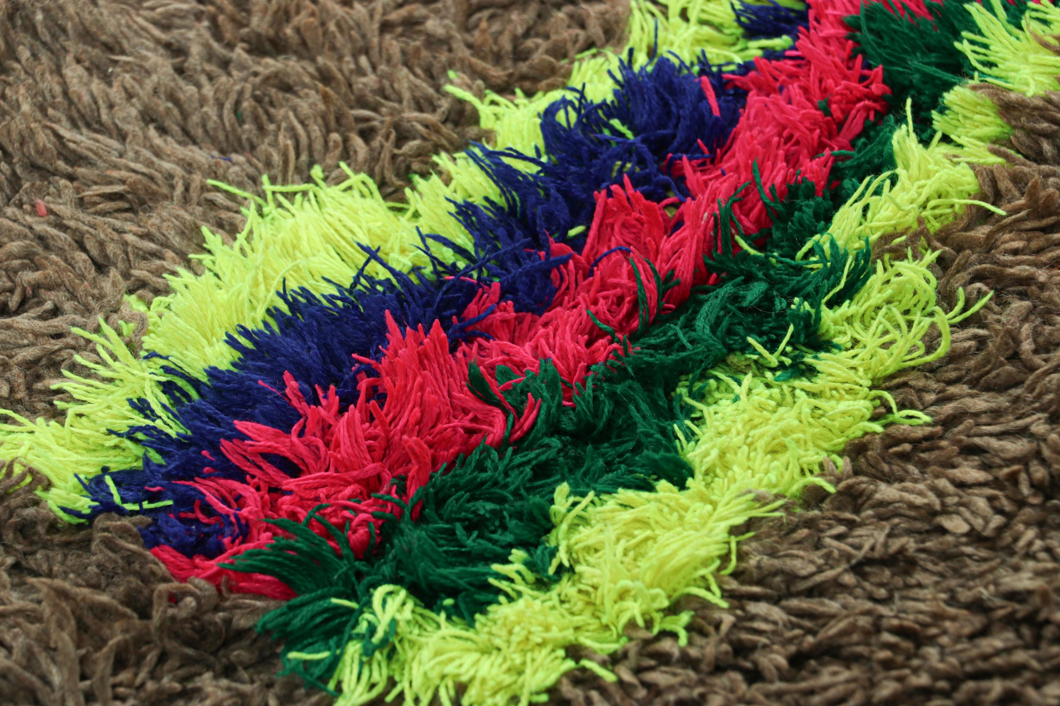 Dieser handgeknüpfte Wollteppich aus Marokko (ca. 1950-1960) ist ein seltener 2x9 Vintage-Läufer und gehört zu den aufregendsten Neuzugängen in Rug & Kilims Kurationen aus der Mitte des Jahrhunderts.

Über das Design: 

Dieser kühne marokkanische