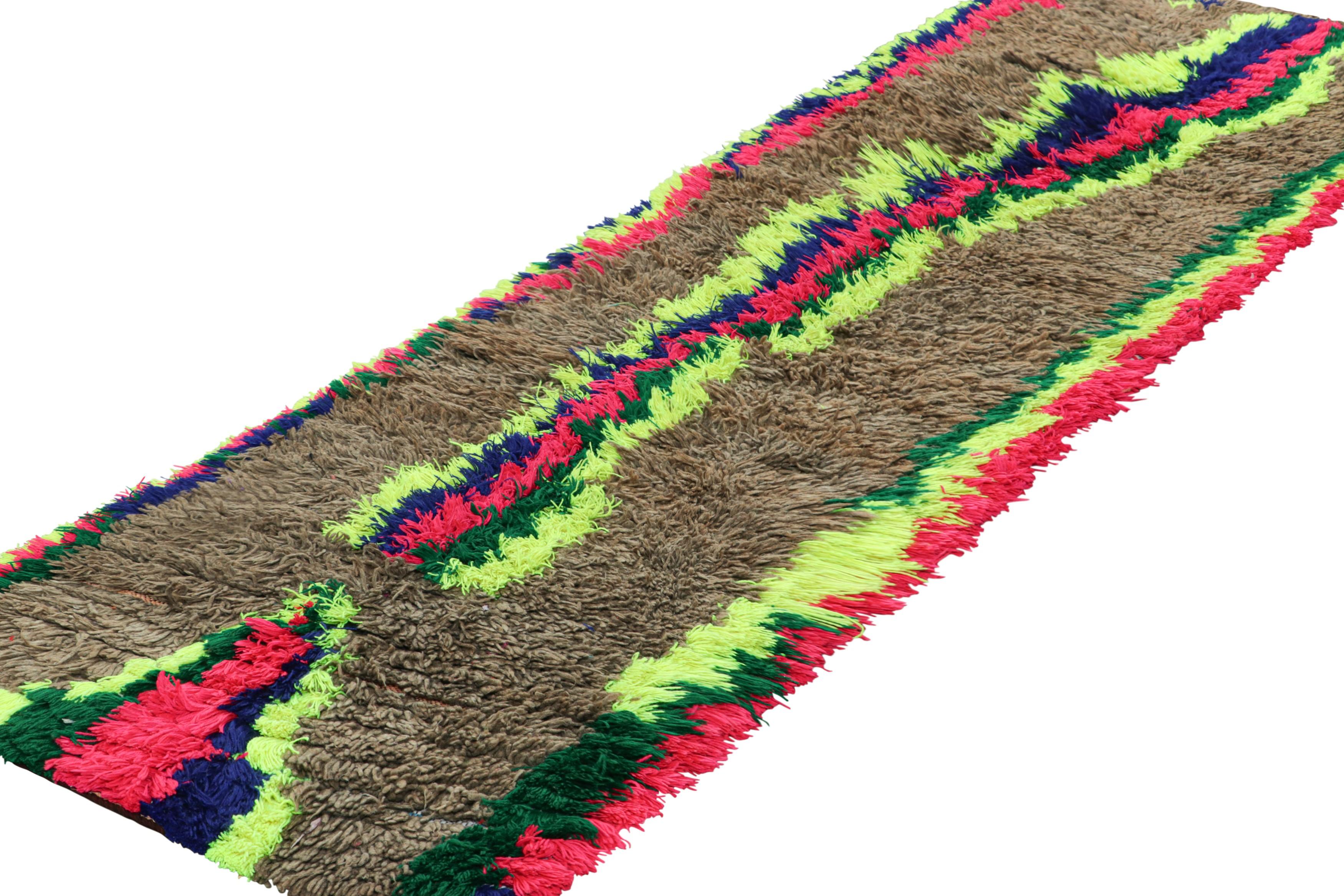 Marokkanischer Vintage-Läufer in Braun-, Gelb- und Rosatönen - Rug & Kilim im Zustand „Gut“ im Angebot in Long Island City, NY