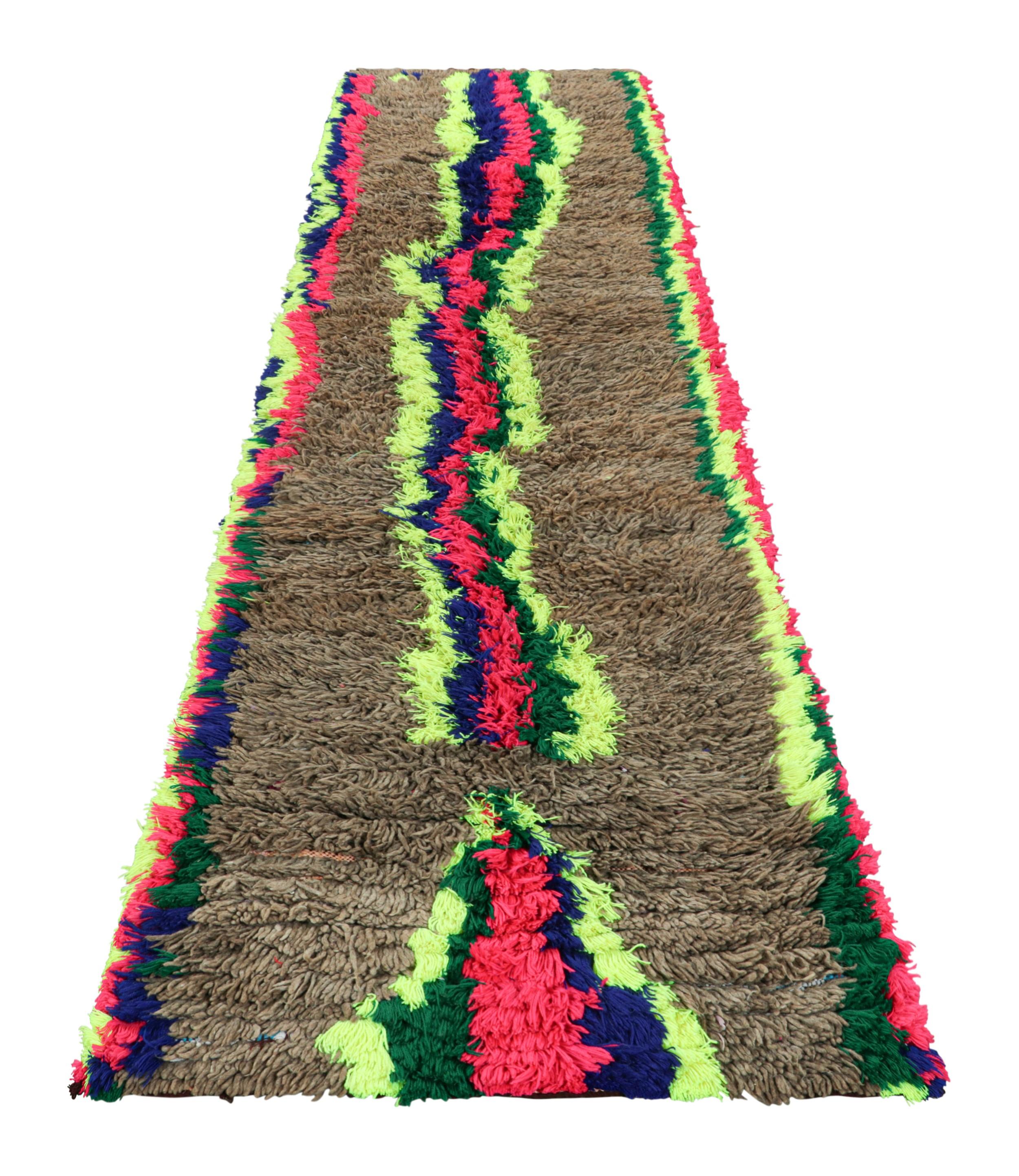 Marokkanischer Vintage-Läufer in Braun-, Gelb- und Rosatönen - Rug & Kilim (Mitte des 20. Jahrhunderts) im Angebot