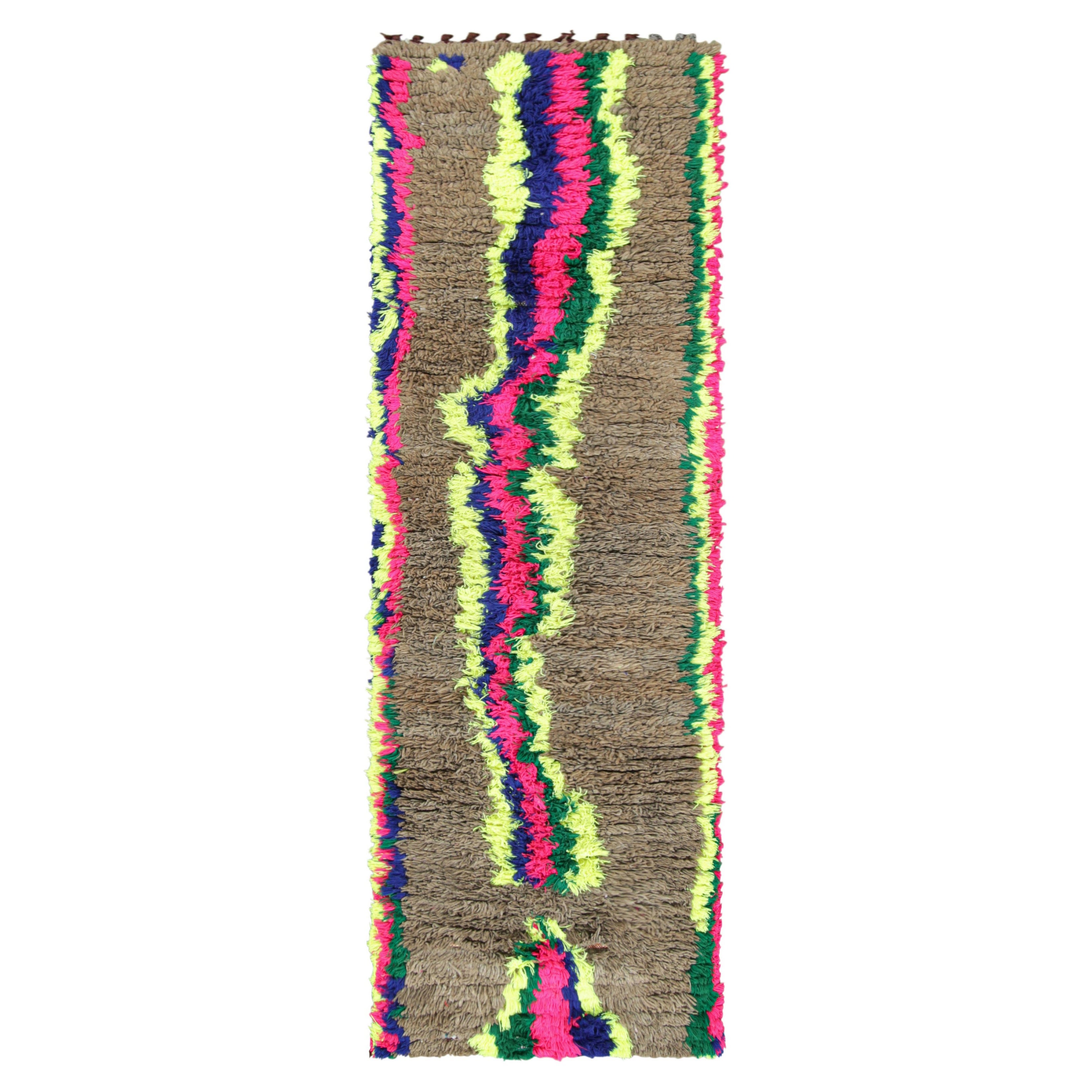 Alfombra marroquí vintage en tonos marrones, amarillos y rosas - Rug & Kilim en venta