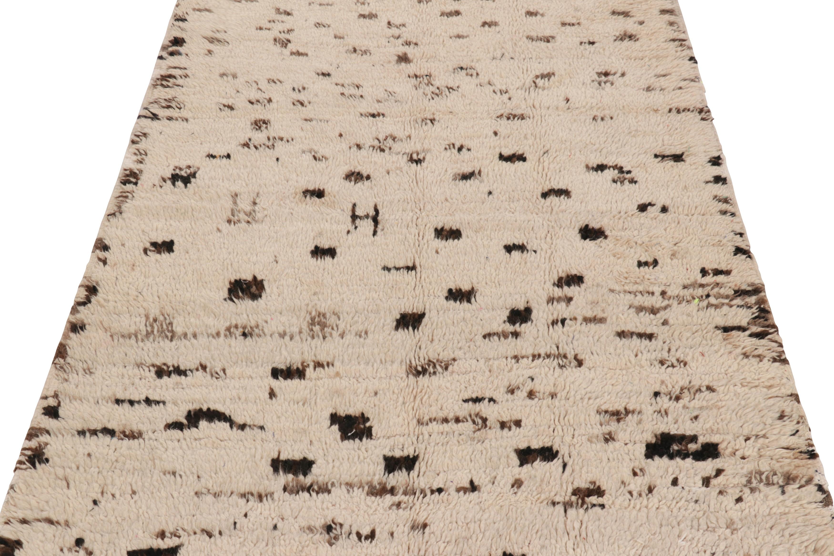 Tissé à la main en laine et originaire du Maroc vers 1950-1960, ce tapis de course vintage de 4x8 est rare et fait partie des nouveaux ajouts les plus excitants aux collections de Rug & Kilim du milieu du siècle provenant de la région.

Sur le