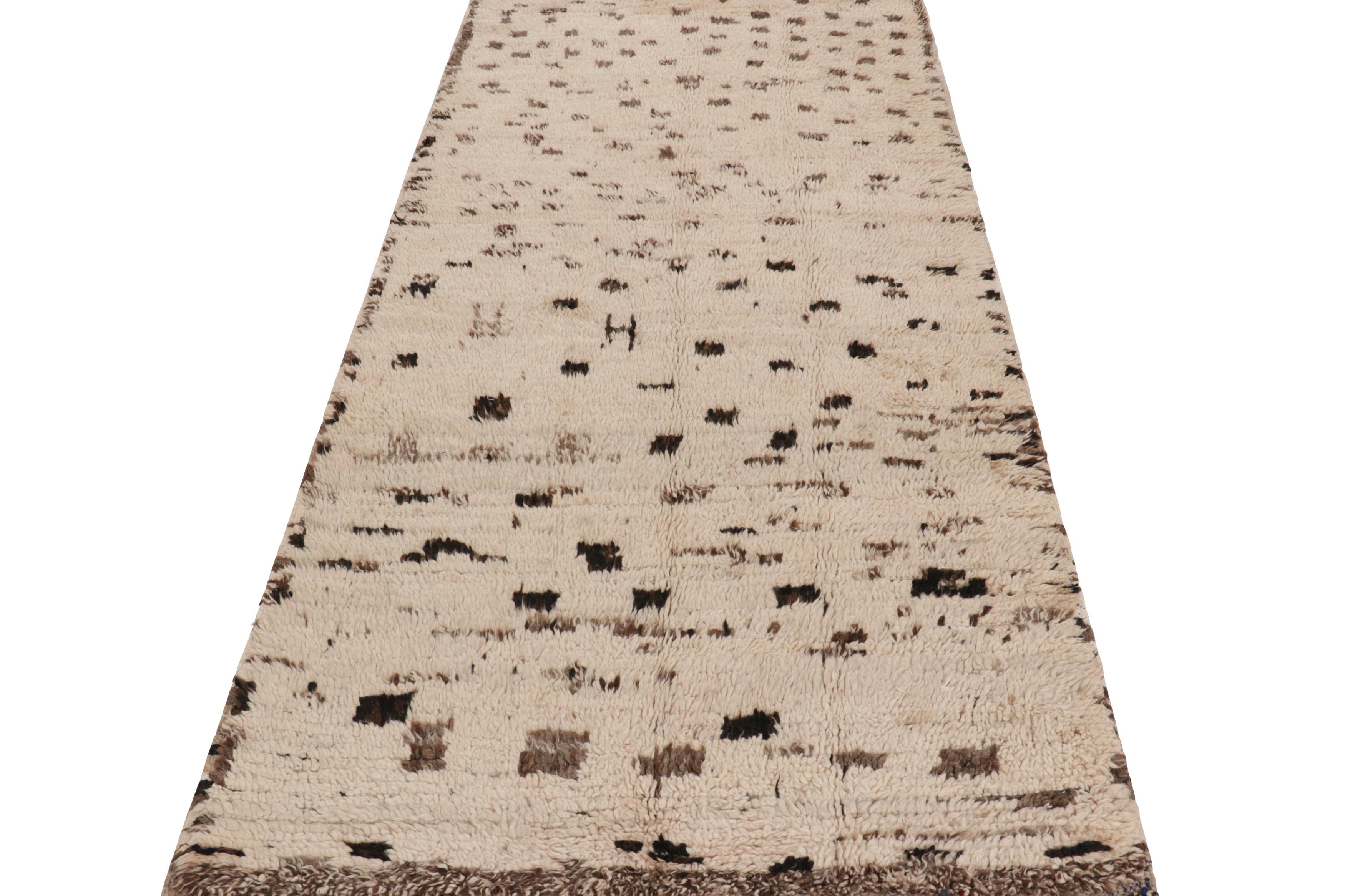 Marocain Tapis de course marocain vintage en crème avec motifs géométriques bruns - Rug & Kilim en vente