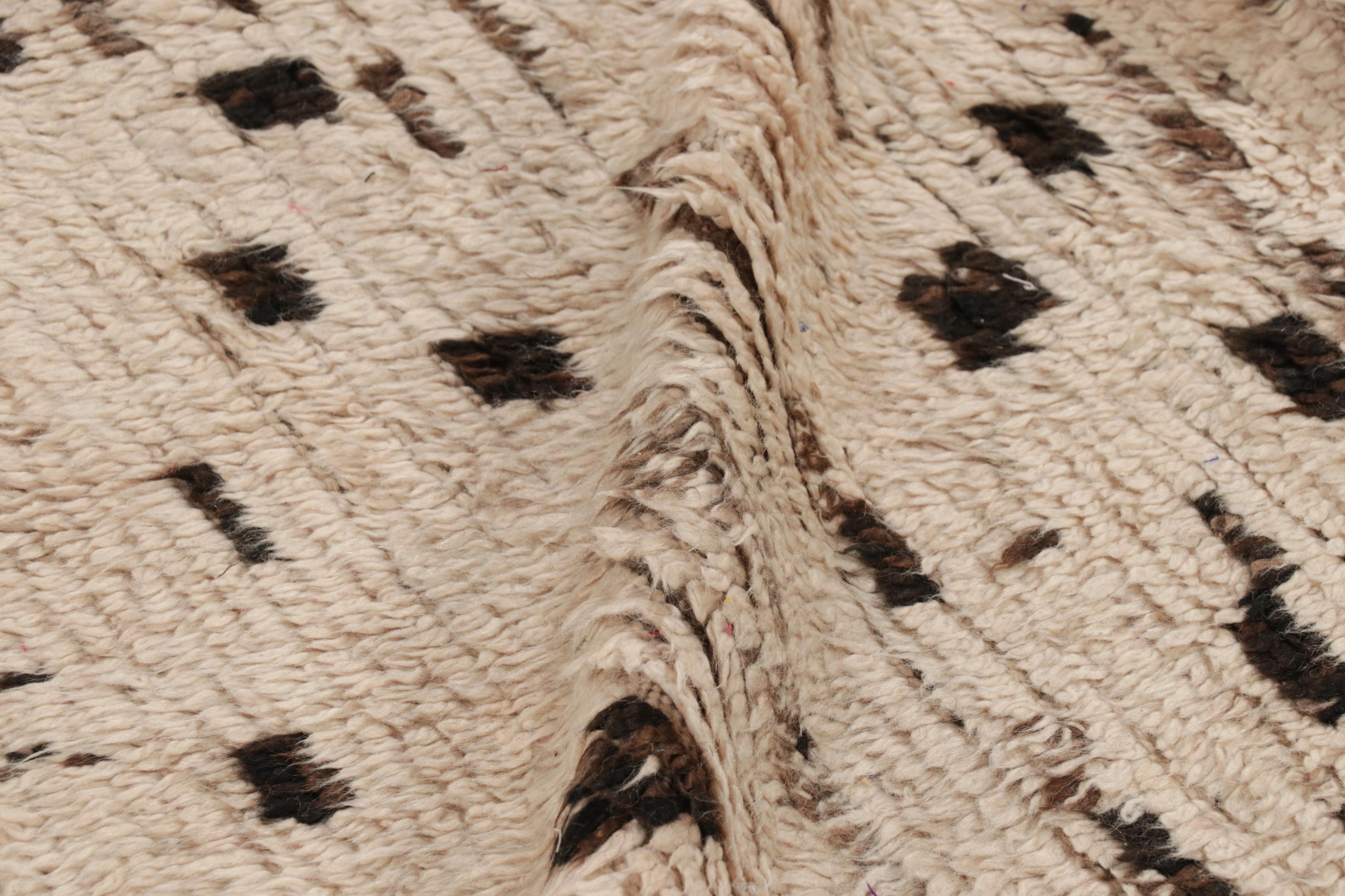 Tapis de course marocain vintage en crème avec motifs géométriques bruns - Rug & Kilim Bon état - En vente à Long Island City, NY