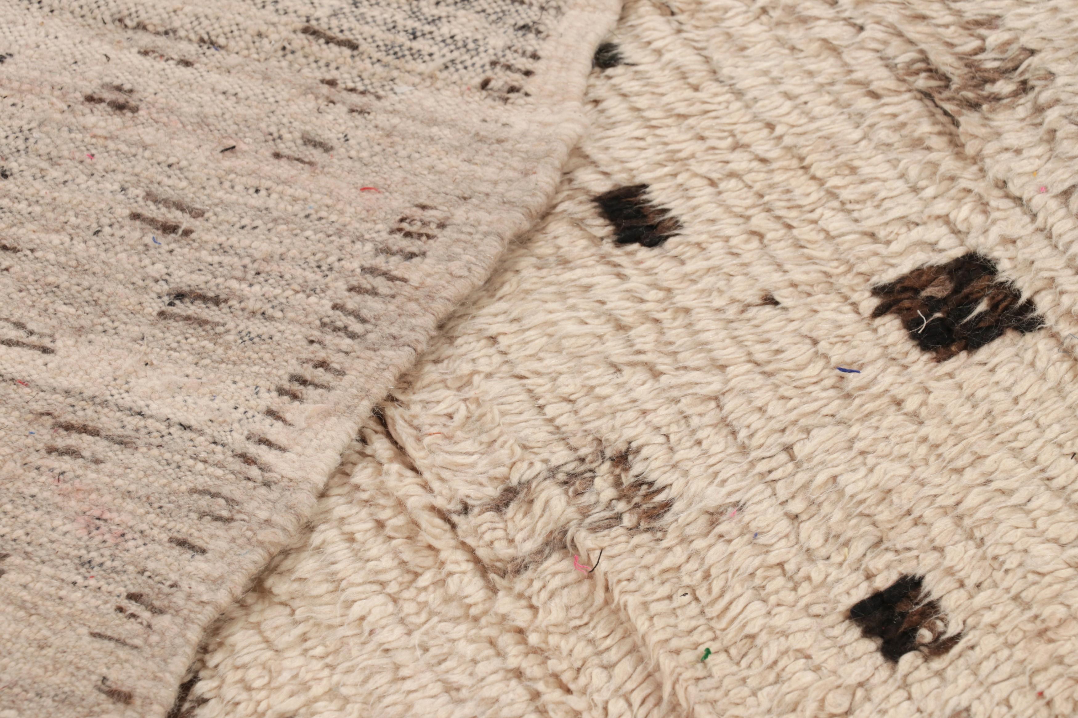 Milieu du XXe siècle Tapis de course marocain vintage en crème avec motifs géométriques bruns - Rug & Kilim en vente