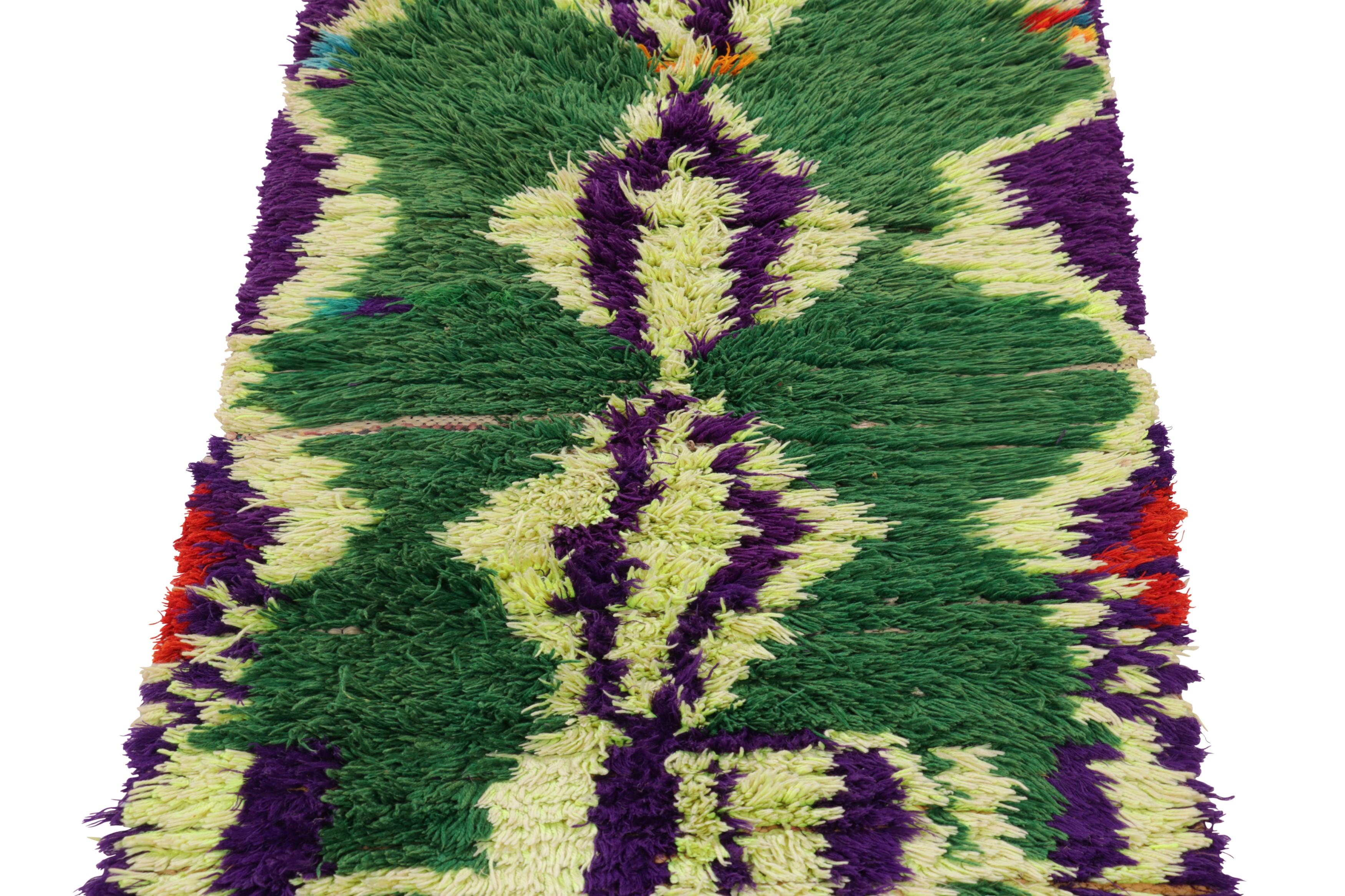 Tissé à la main en laine et originaire du Maroc vers 1950-1960, ce tapis de course vintage 2x6 est rare et fait partie des nouveaux ajouts les plus excitants aux collections du milieu du siècle de Rug & Kilim en provenance de la région.


Sur le