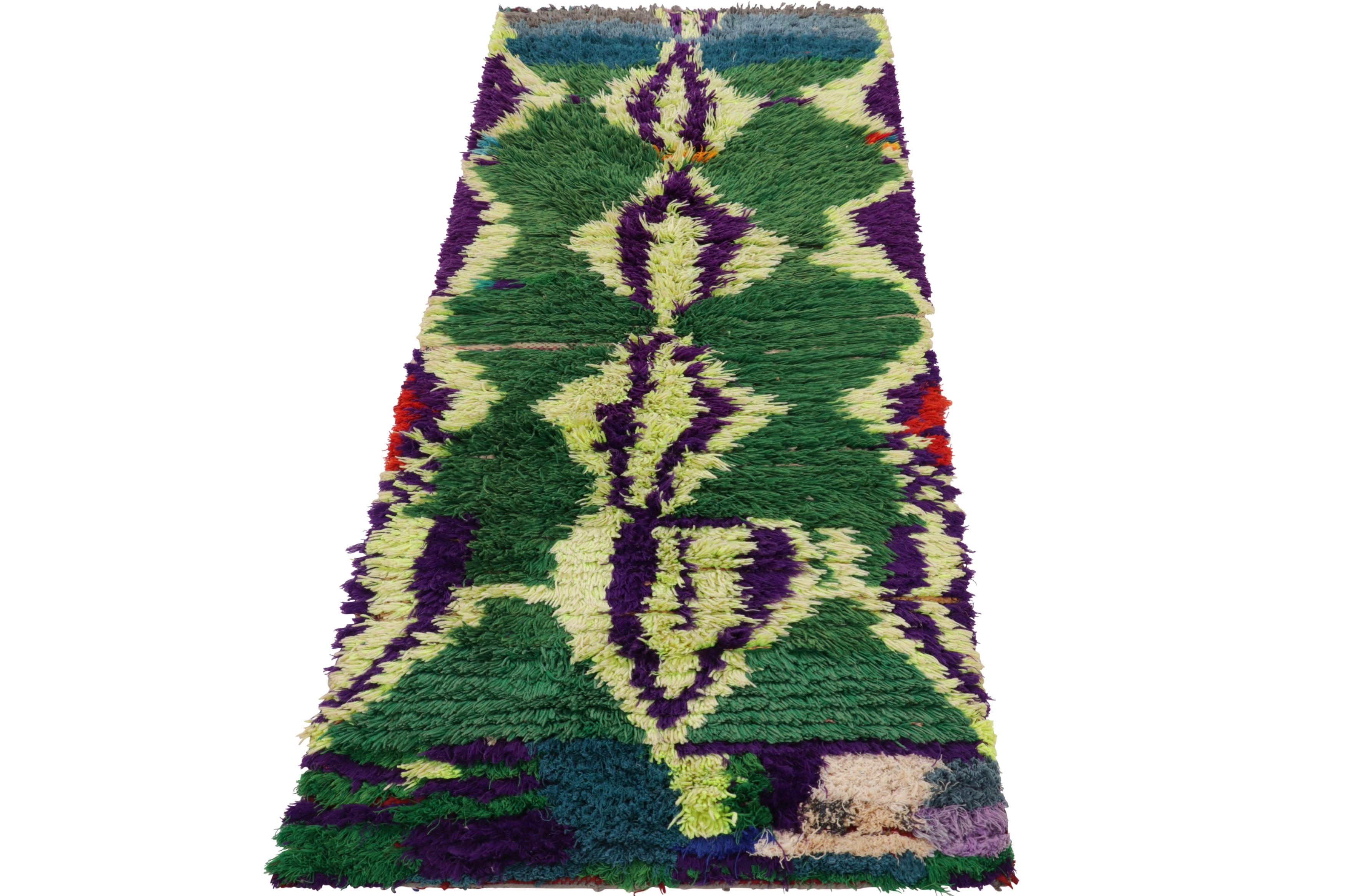 Marocain Tapis de course marocain vintage en vert avec médaillons en losange - Rug & Kilim en vente