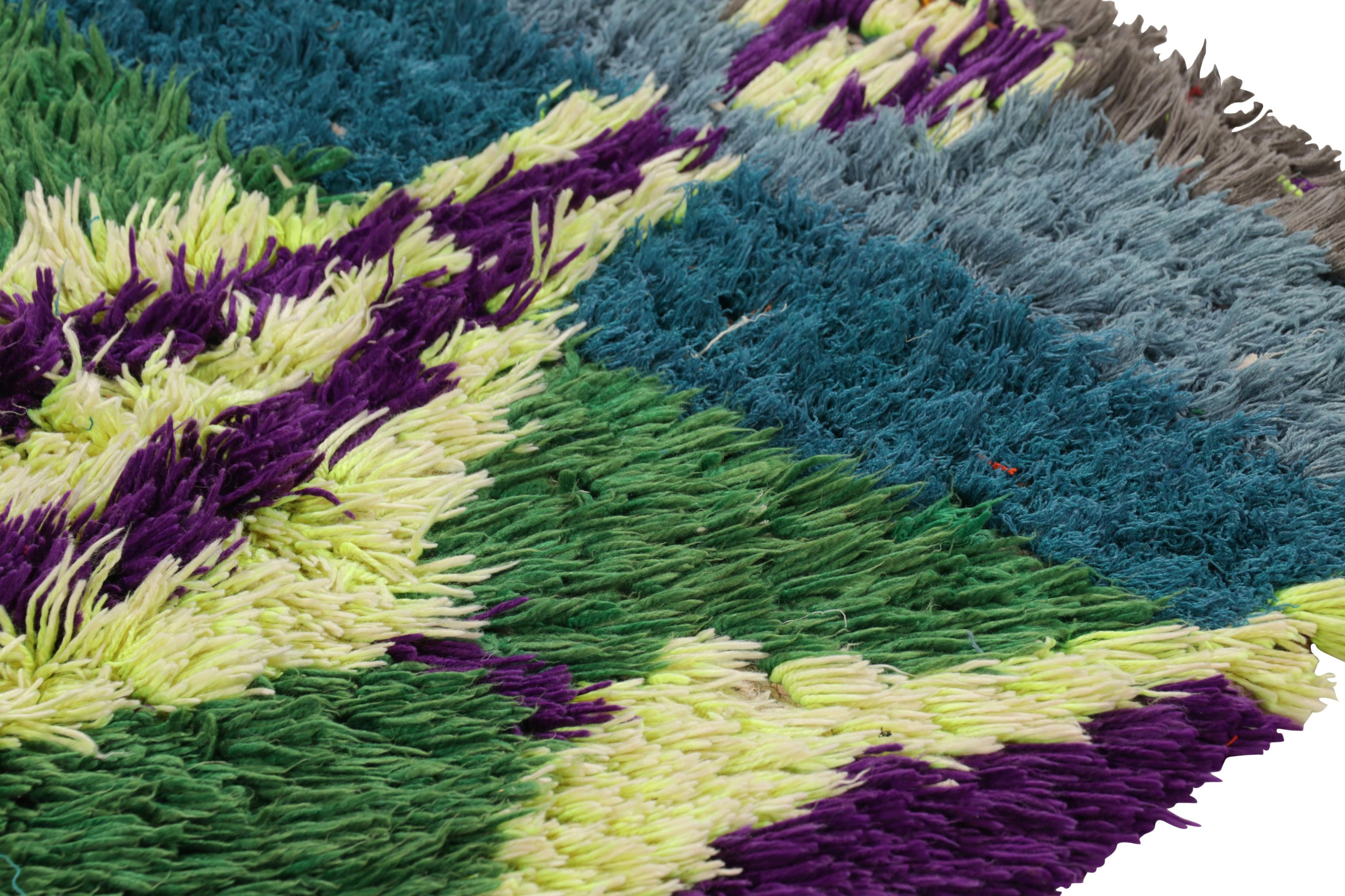 Tissé à la main Tapis de course marocain vintage en vert avec médaillons en losange - Rug & Kilim en vente
