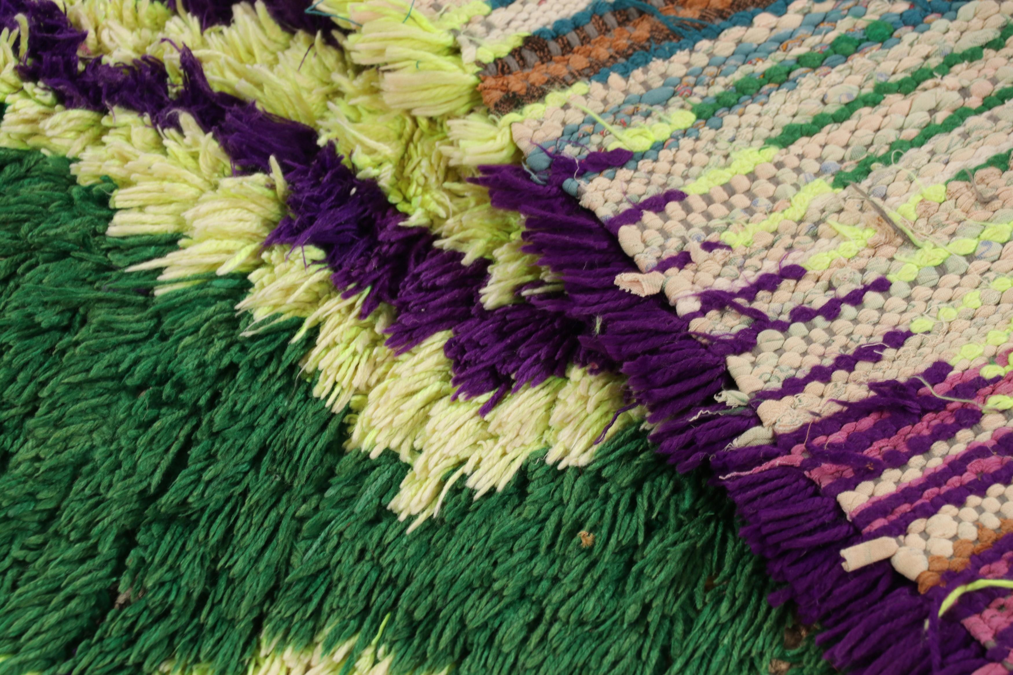 Tapis de course marocain vintage en vert avec médaillons en losange - Rug & Kilim Bon état - En vente à Long Island City, NY