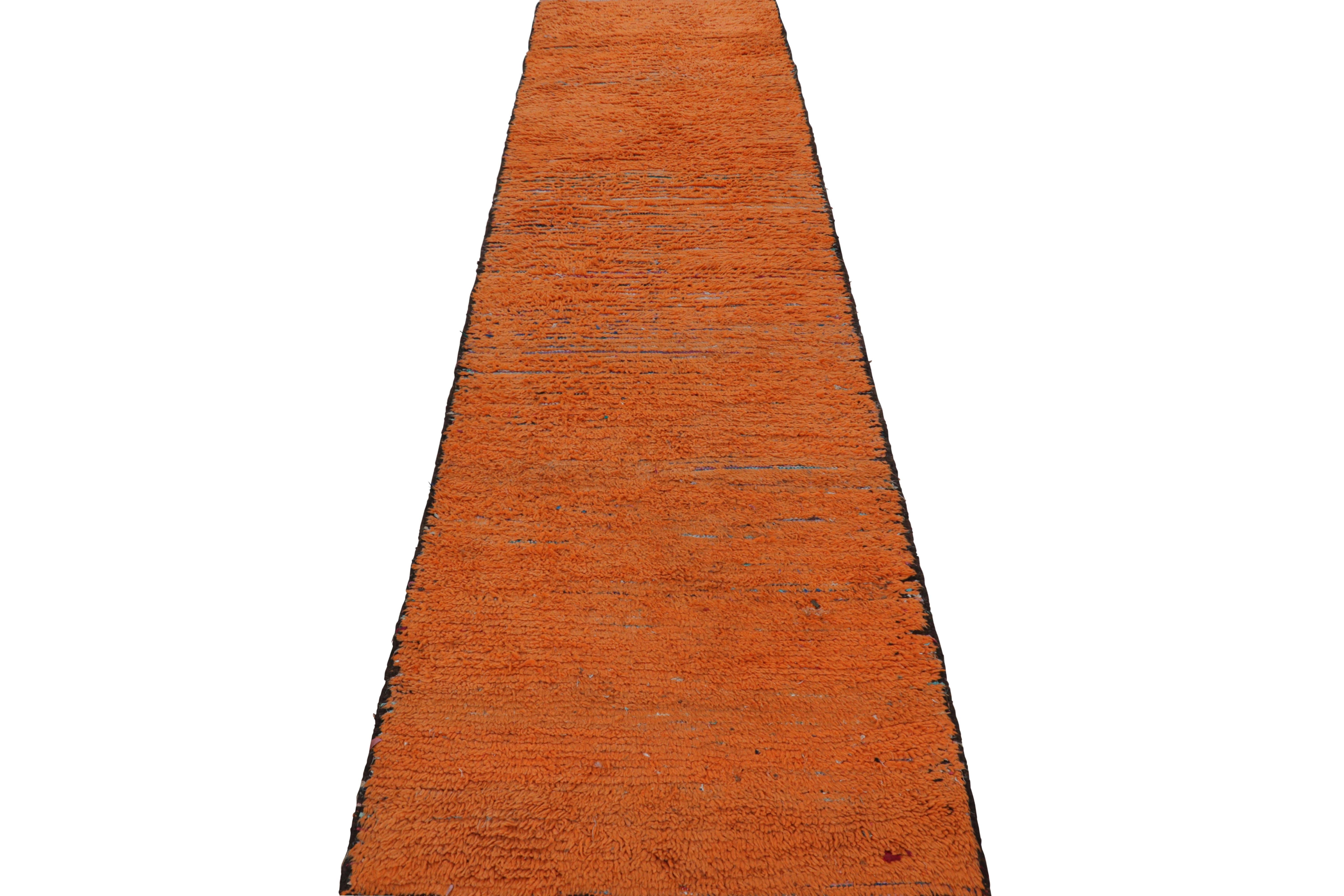 Annodato a mano Tappeto runner marocchino vintage a strisce arancioni e a strisce testurizzate  Rug & Kilim in vendita