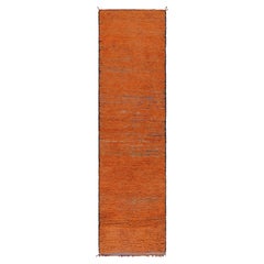 Marokkanischer Vintage-Läufer mit orangefarbenem Streifen und strukturierten Streifen  Rug & Kilim