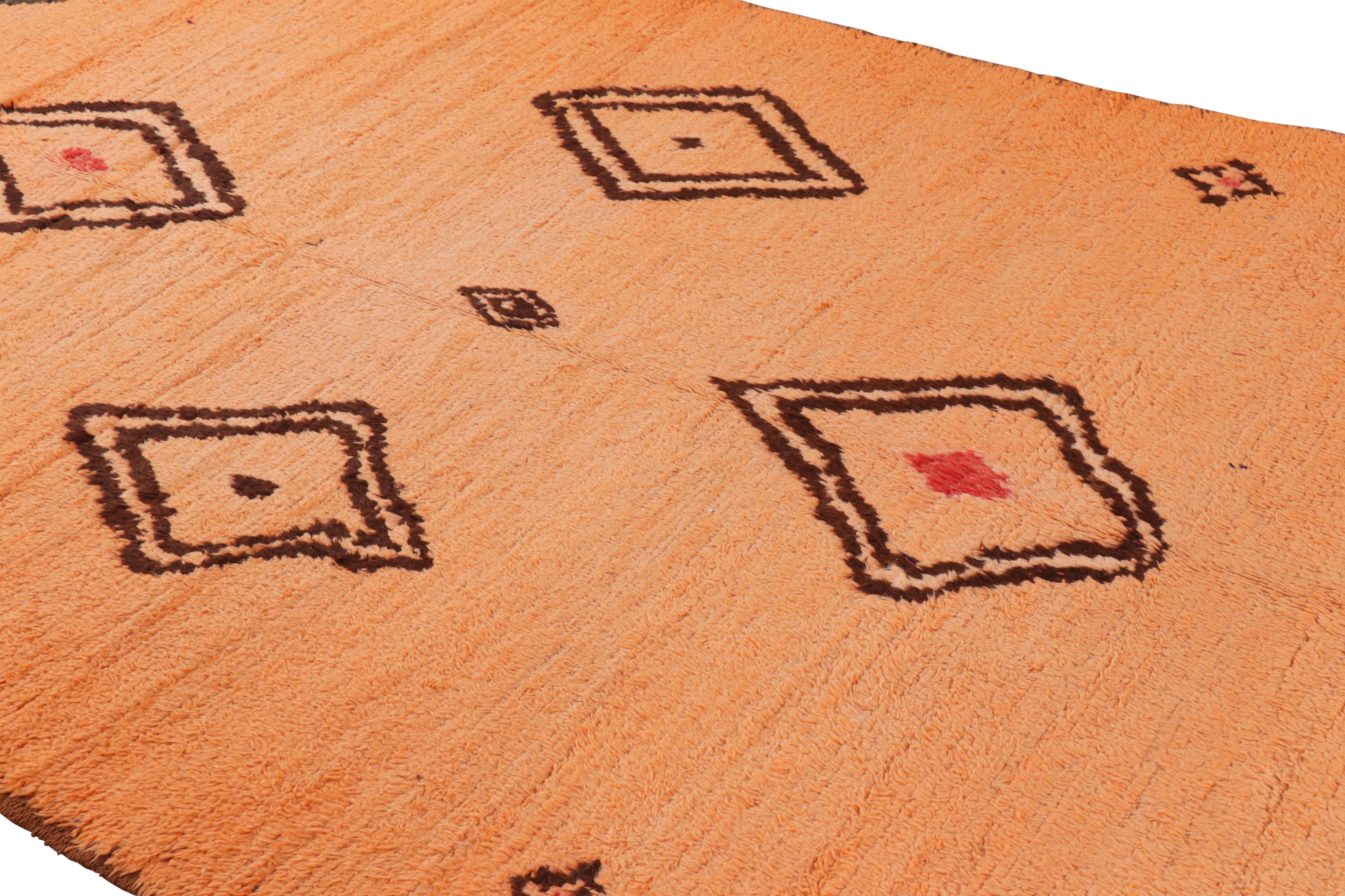 Annodato a mano in lana e proveniente dal Marocco intorno al 1950-1960, questo tappeto marocchino vintage 6x12 è un pezzo estremamente raro come pochi della sua provenienza. 

Sul design: 

Gli ammiratori dell'artigianato noteranno come questo pezzo