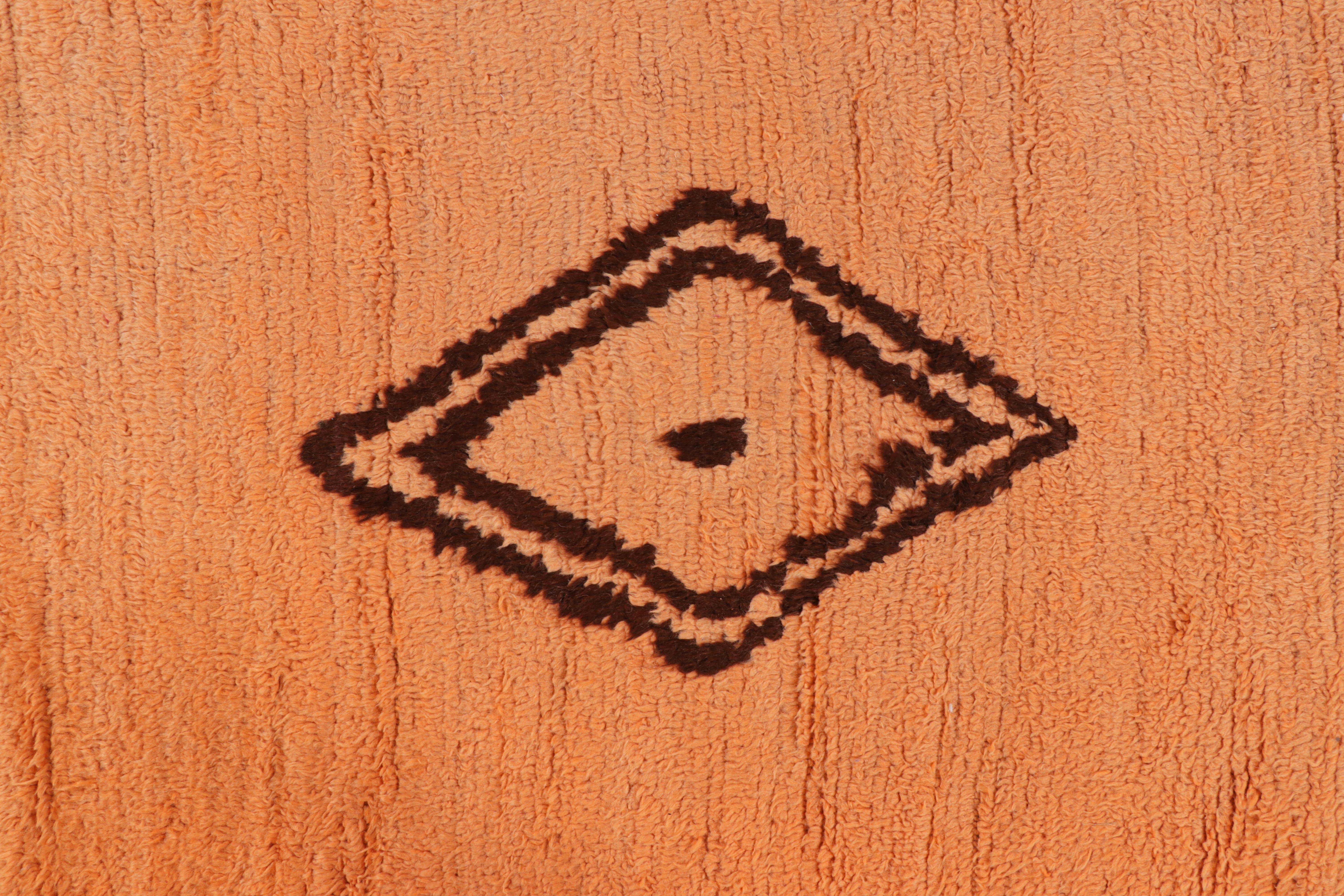 Marocchino Tappeto marocchino vintage in arancione con motivi a diamante, da Rug & Kilim in vendita
