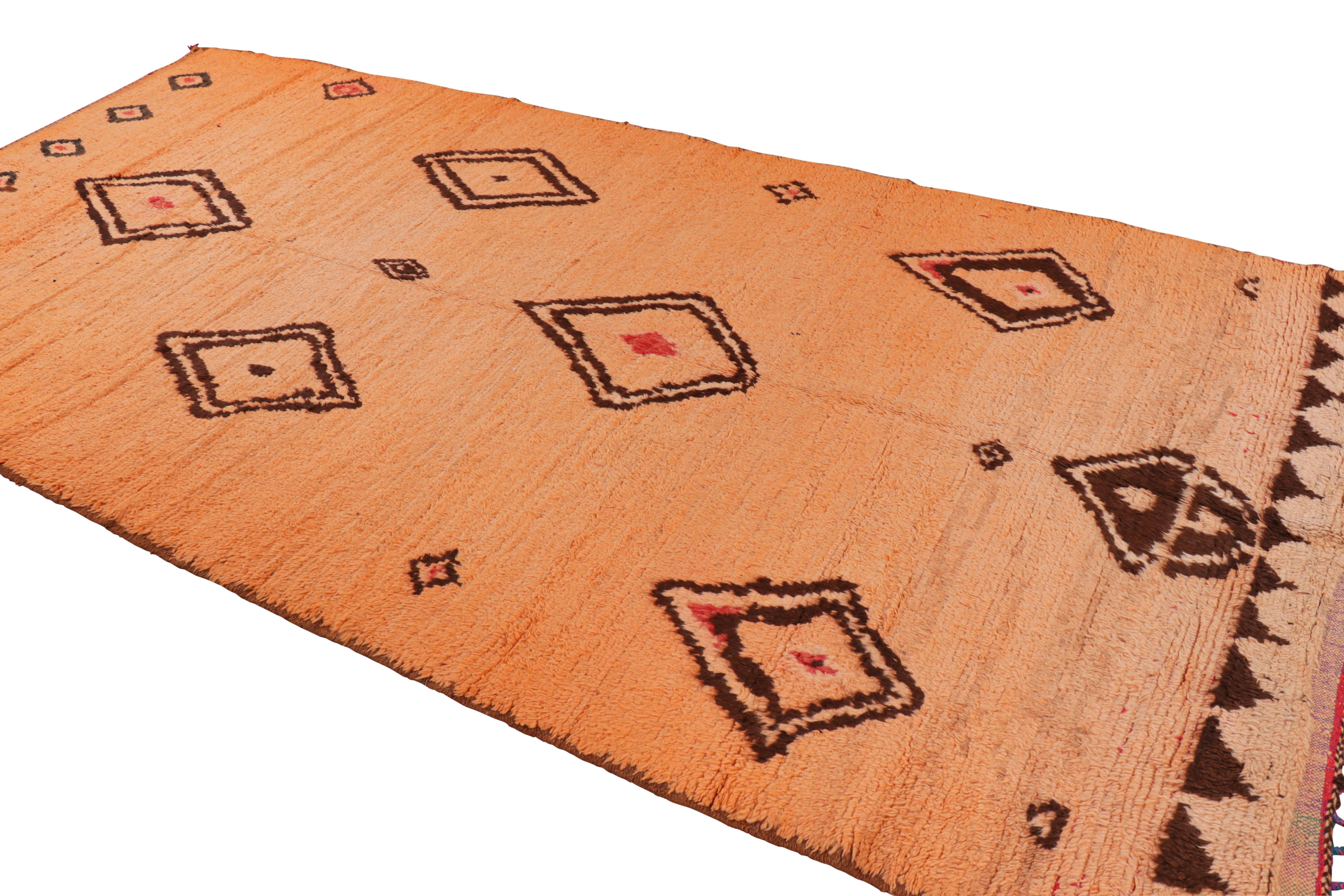 Annodato a mano Tappeto marocchino vintage in arancione con motivi a diamante, da Rug & Kilim in vendita