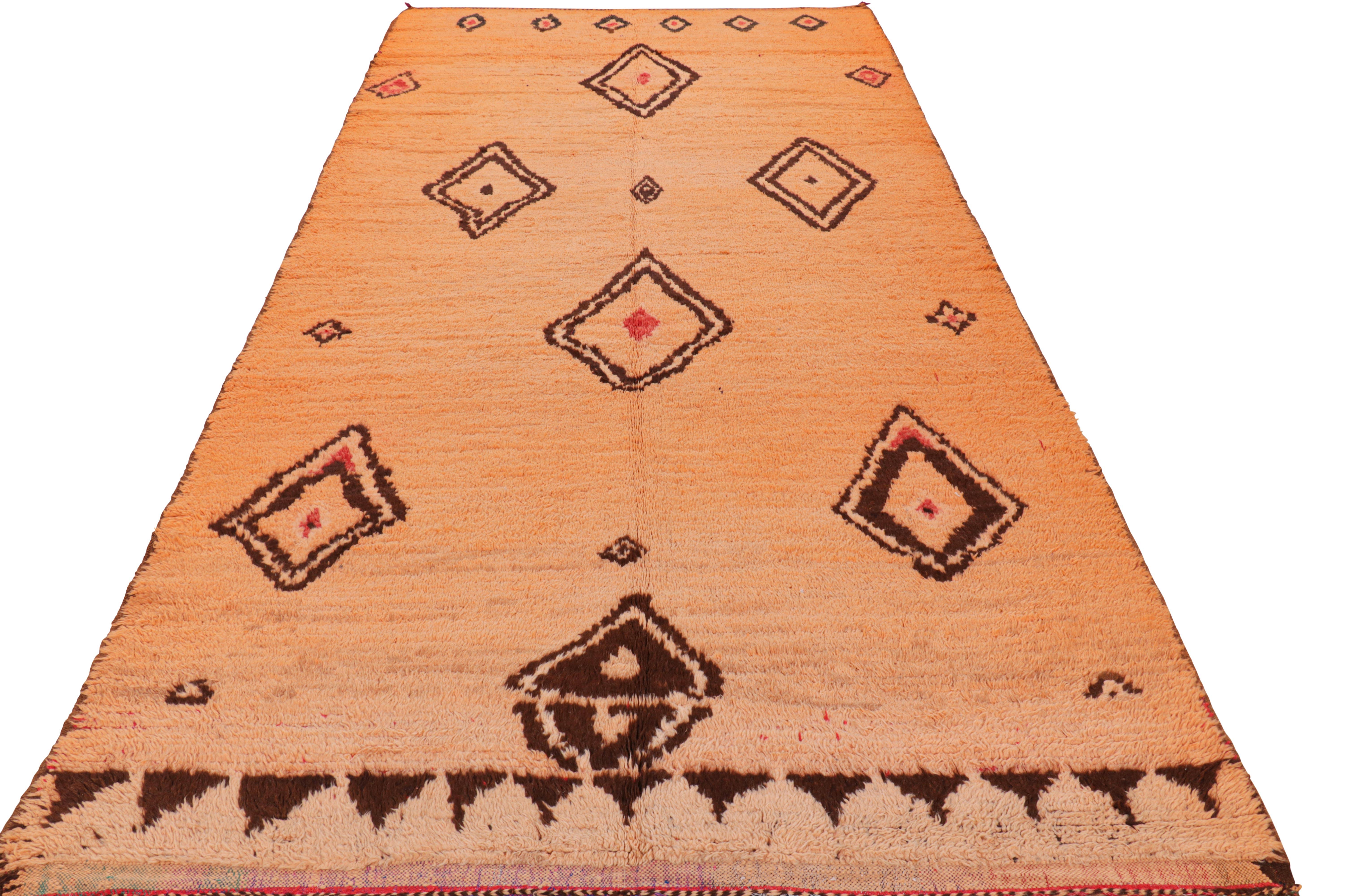 Tappeto marocchino vintage in arancione con motivi a diamante, da Rug & Kilim In condizioni buone in vendita a Long Island City, NY