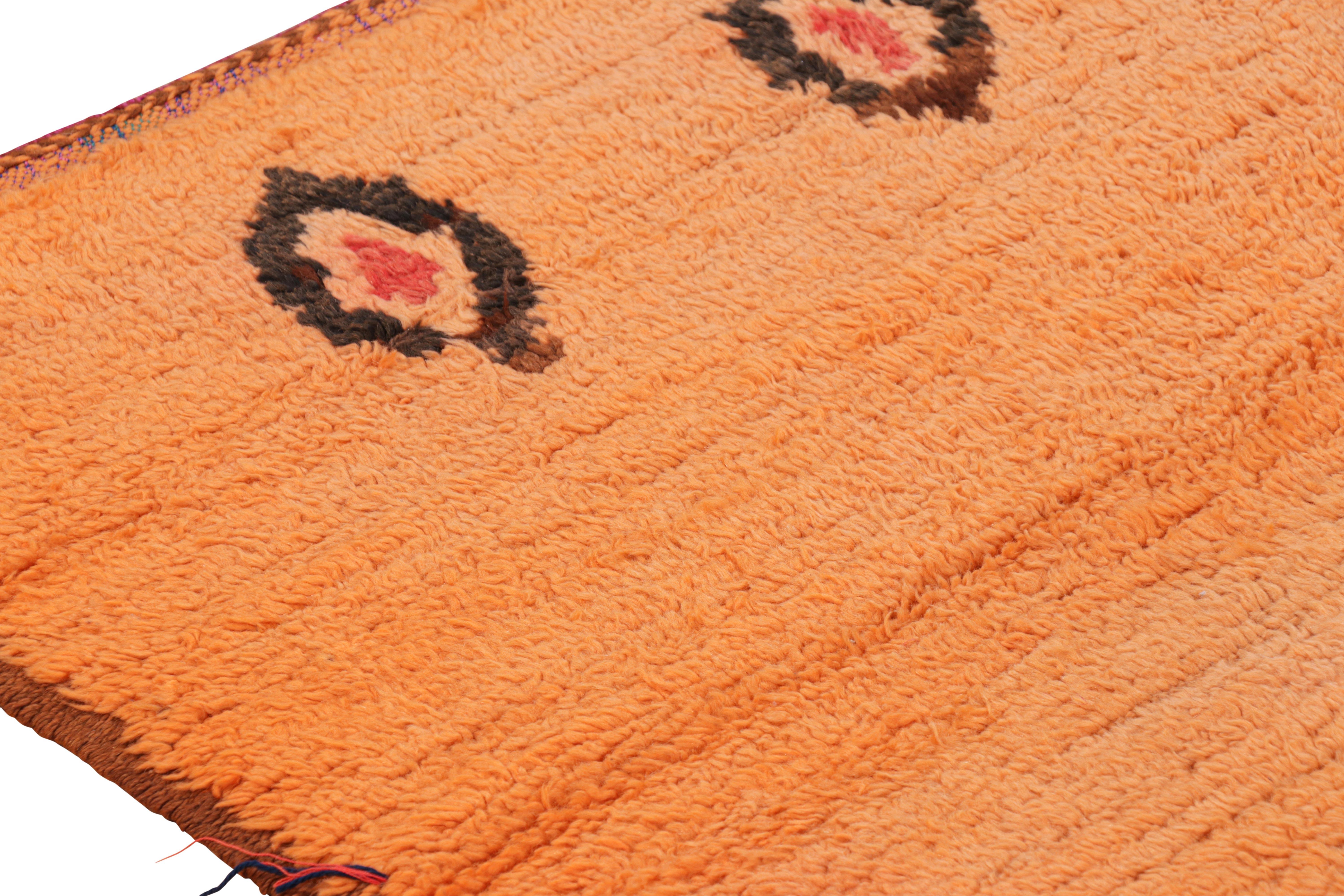 Metà XX secolo Tappeto marocchino vintage in arancione con motivi a diamante, da Rug & Kilim in vendita