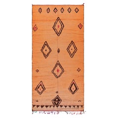 Marokkanischer Vintage-Läufer in Orange mit Diamantmuster, von Rug & Kilim