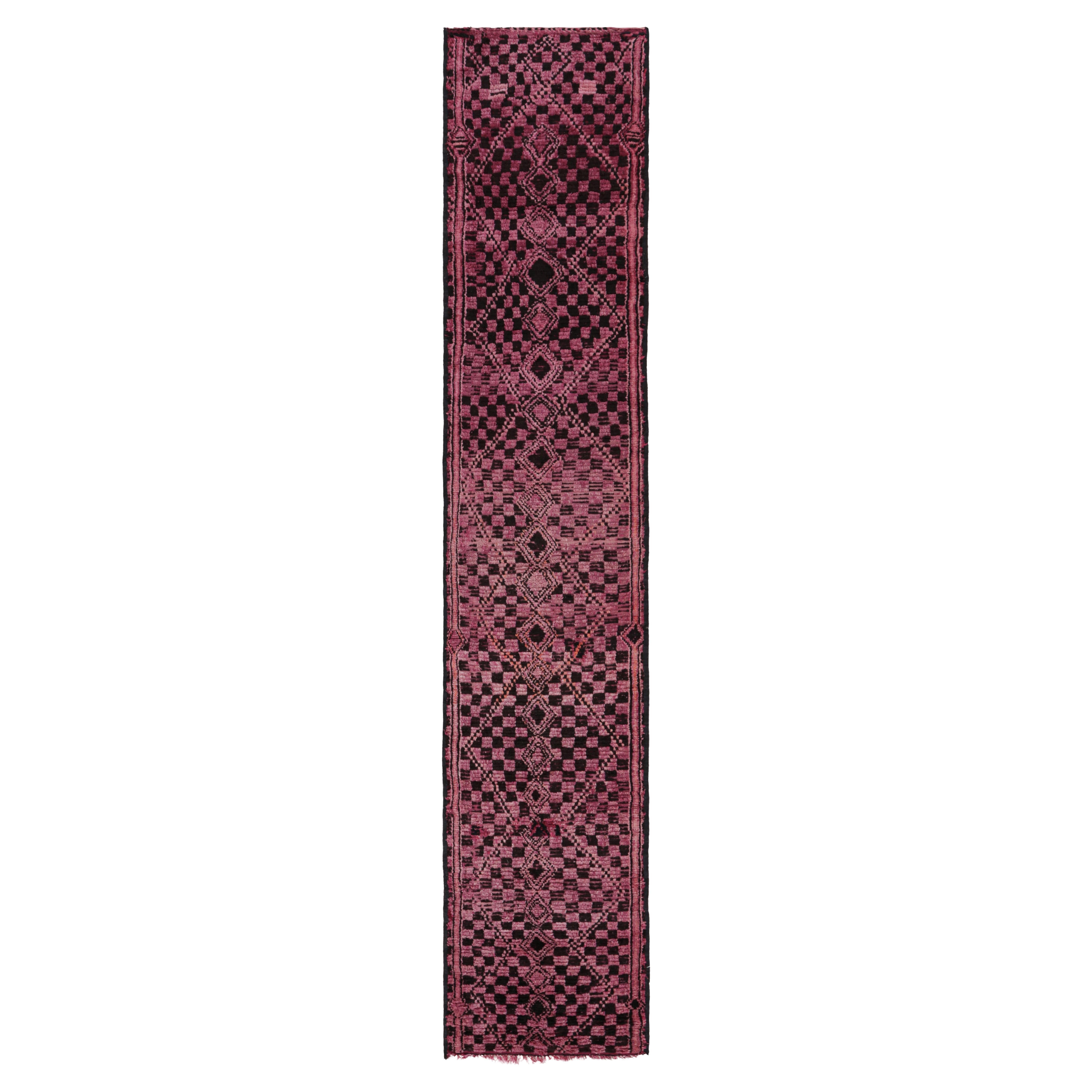 Marokkanischer Vintage-Läufer in Rosa mit schwarzen Diamantmuster  Rug & Kilim