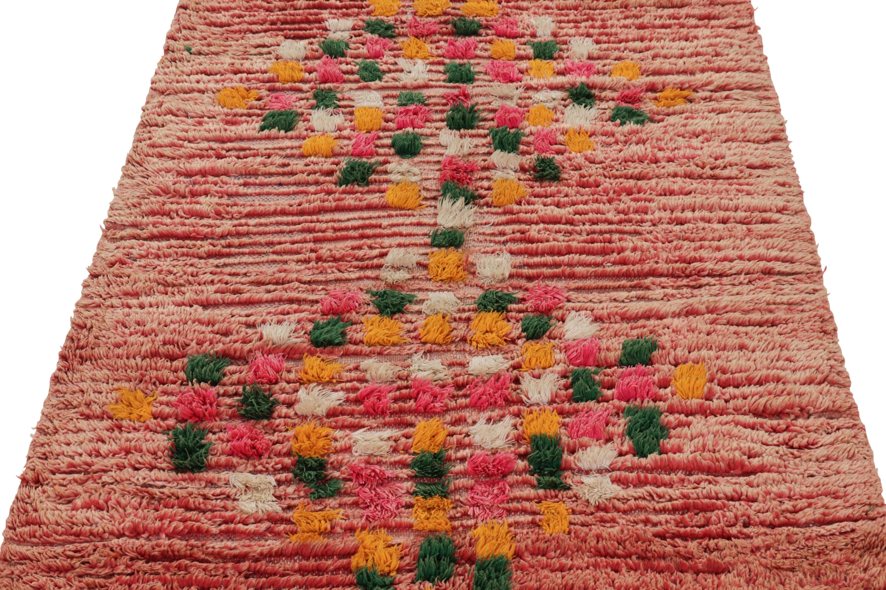 Dieser handgeknüpfte Wollteppich aus Marokko (ca. 1950-1960) ist ein seltenes Exemplar und gehört zu den aufregendsten Neuzugängen in der Kollektion von Rug & Kilim aus der Mitte des Jahrhunderts aus dieser Region.

Über das Design: 

Dieser
