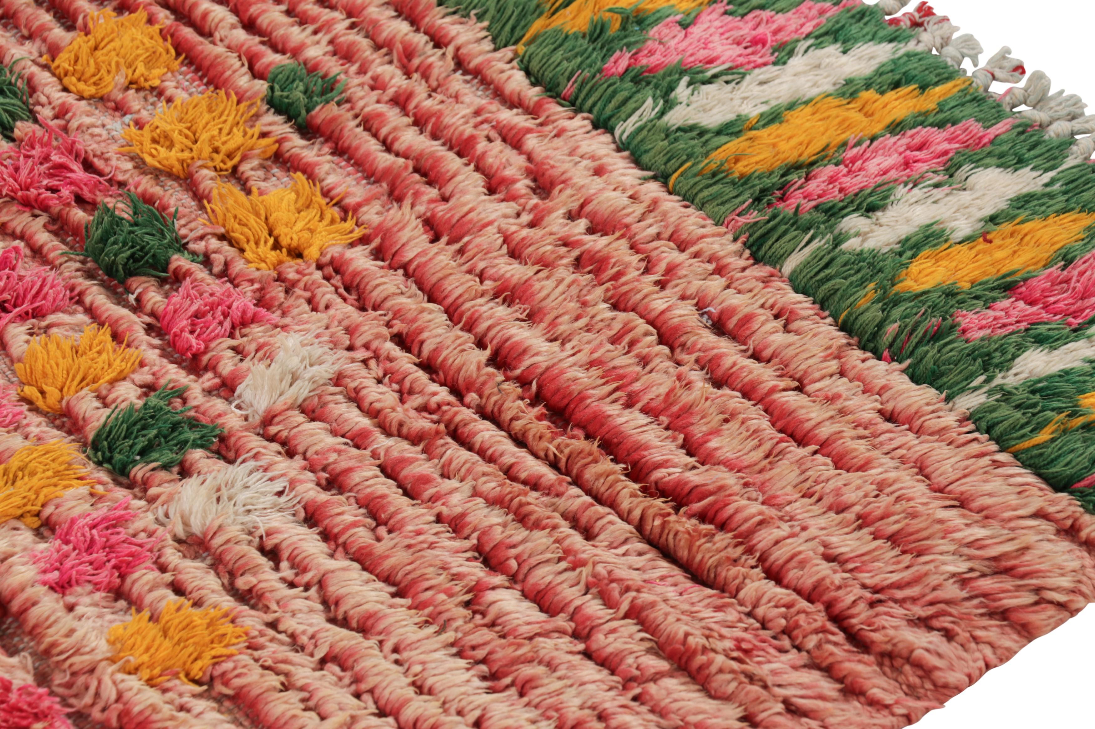 Vintage Marokkanischer Läufer in Rosa mit bunten Medaillons - Rug & Kilim (Stammeskunst) im Angebot